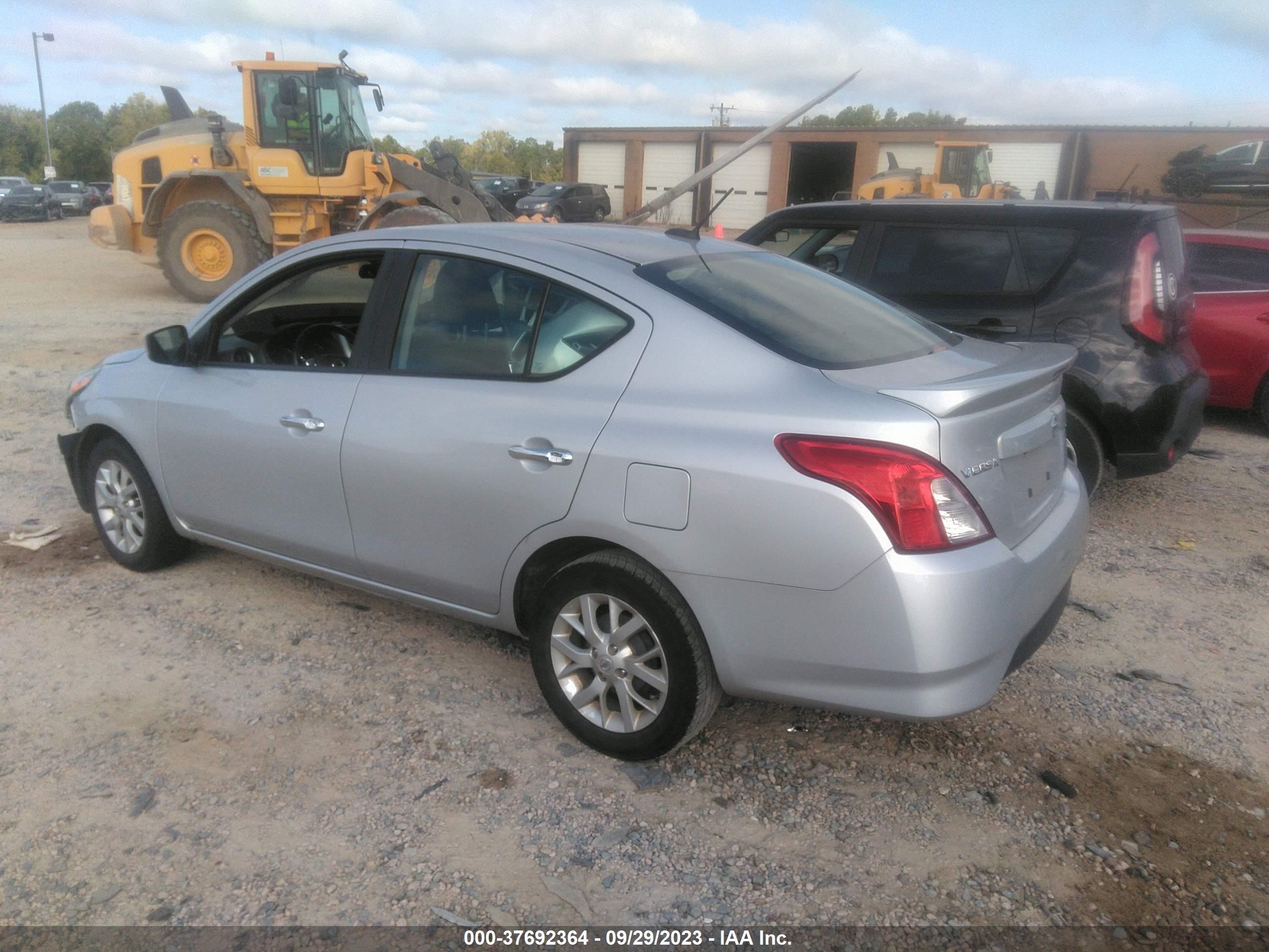 Photo 2 VIN: 3N1CN7AP0JL871457 - NISSAN VERSA 