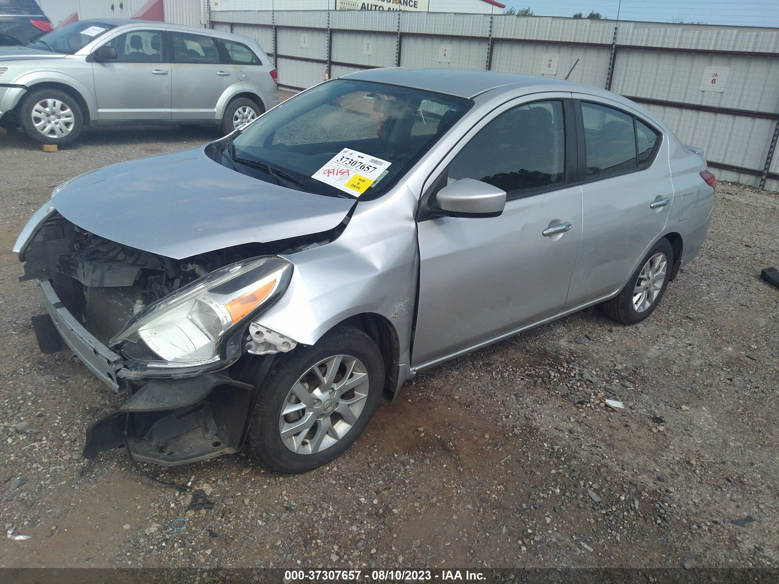 Photo 1 VIN: 3N1CN7AP1JL811932 - NISSAN VERSA 