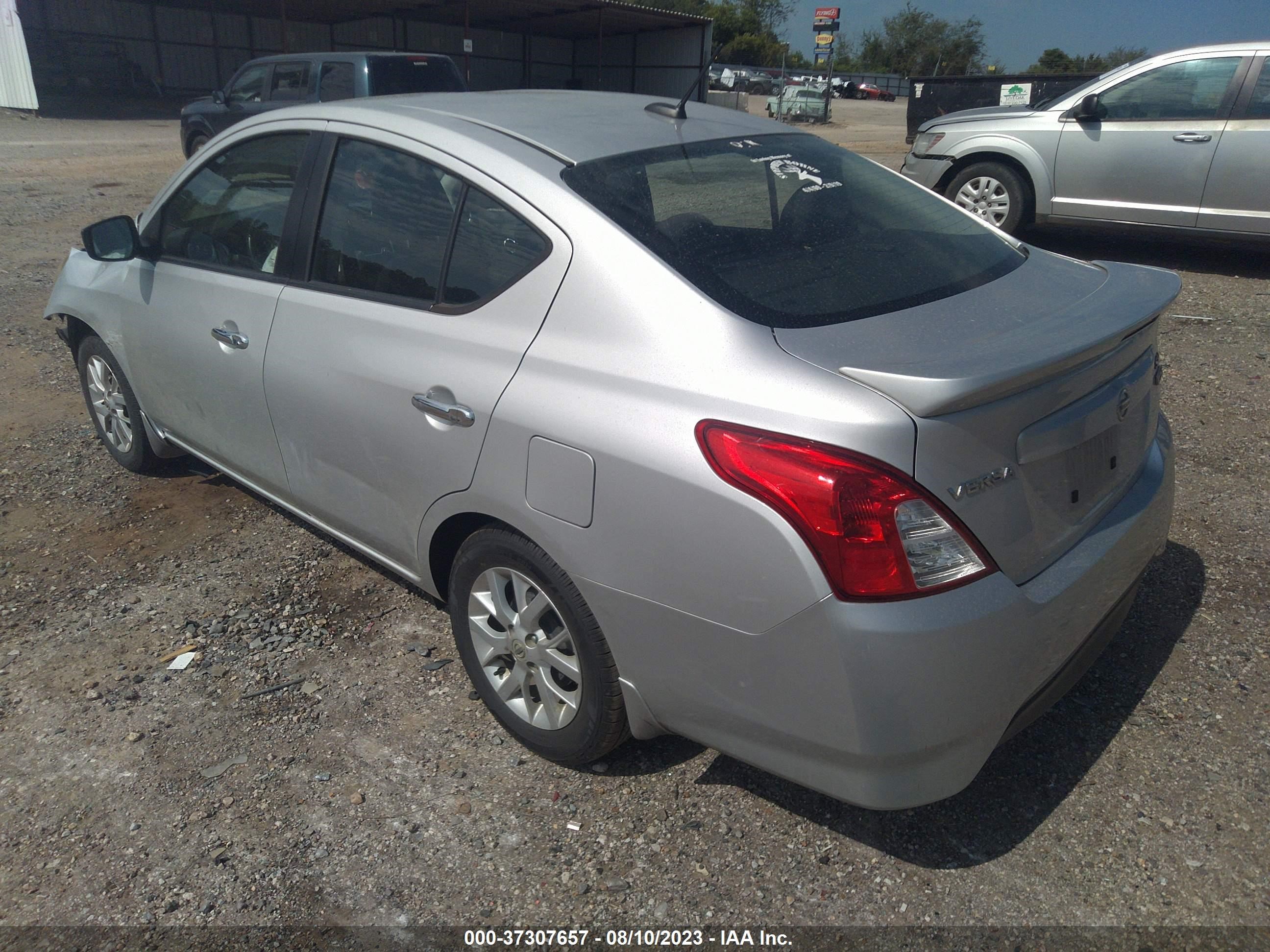 Photo 2 VIN: 3N1CN7AP1JL811932 - NISSAN VERSA 