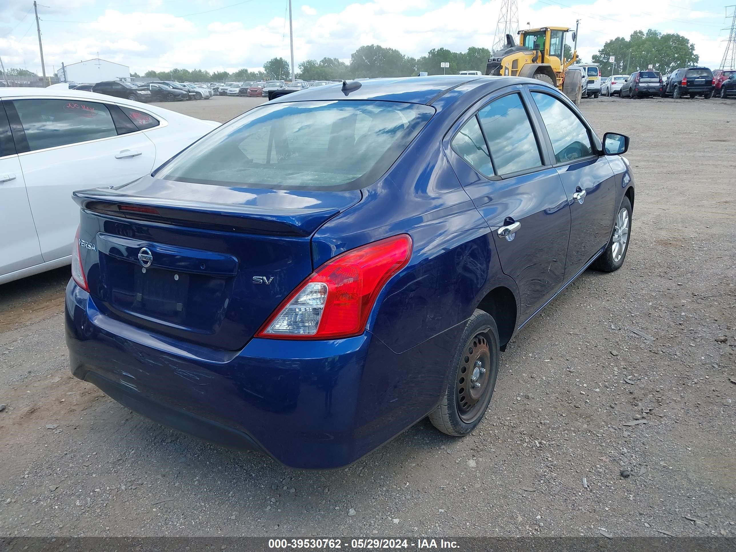 Photo 3 VIN: 3N1CN7AP1JL815561 - NISSAN VERSA 