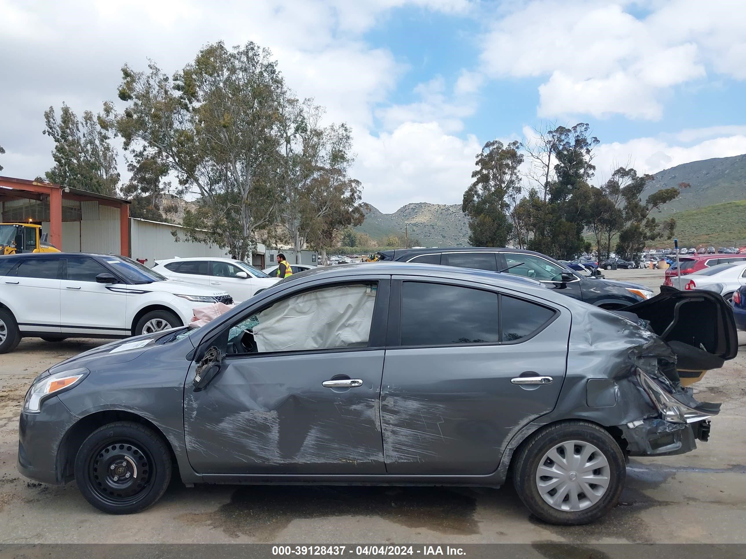 Photo 13 VIN: 3N1CN7AP1JL853596 - NISSAN VERSA 