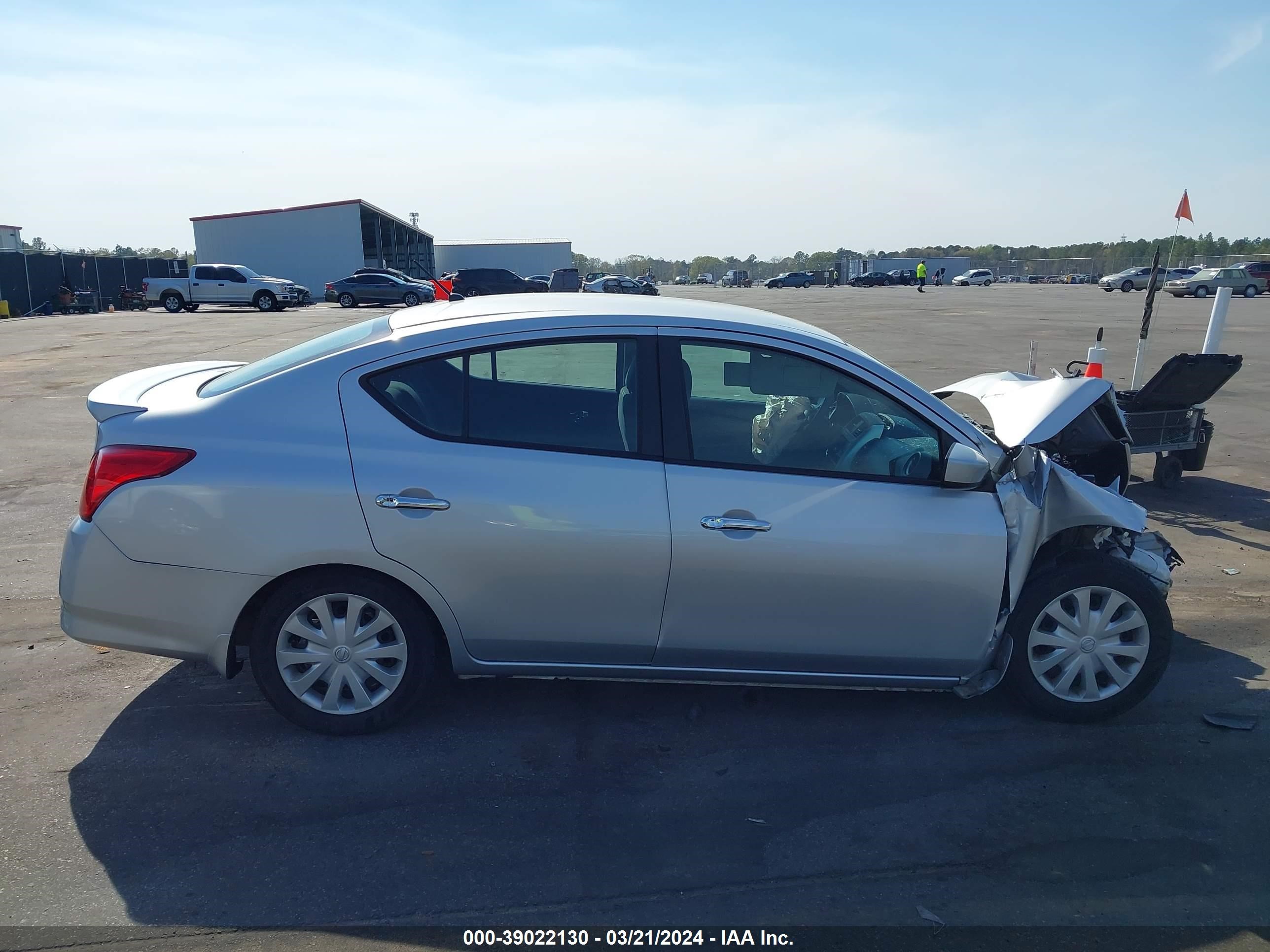 Photo 13 VIN: 3N1CN7AP1JL882984 - NISSAN VERSA 