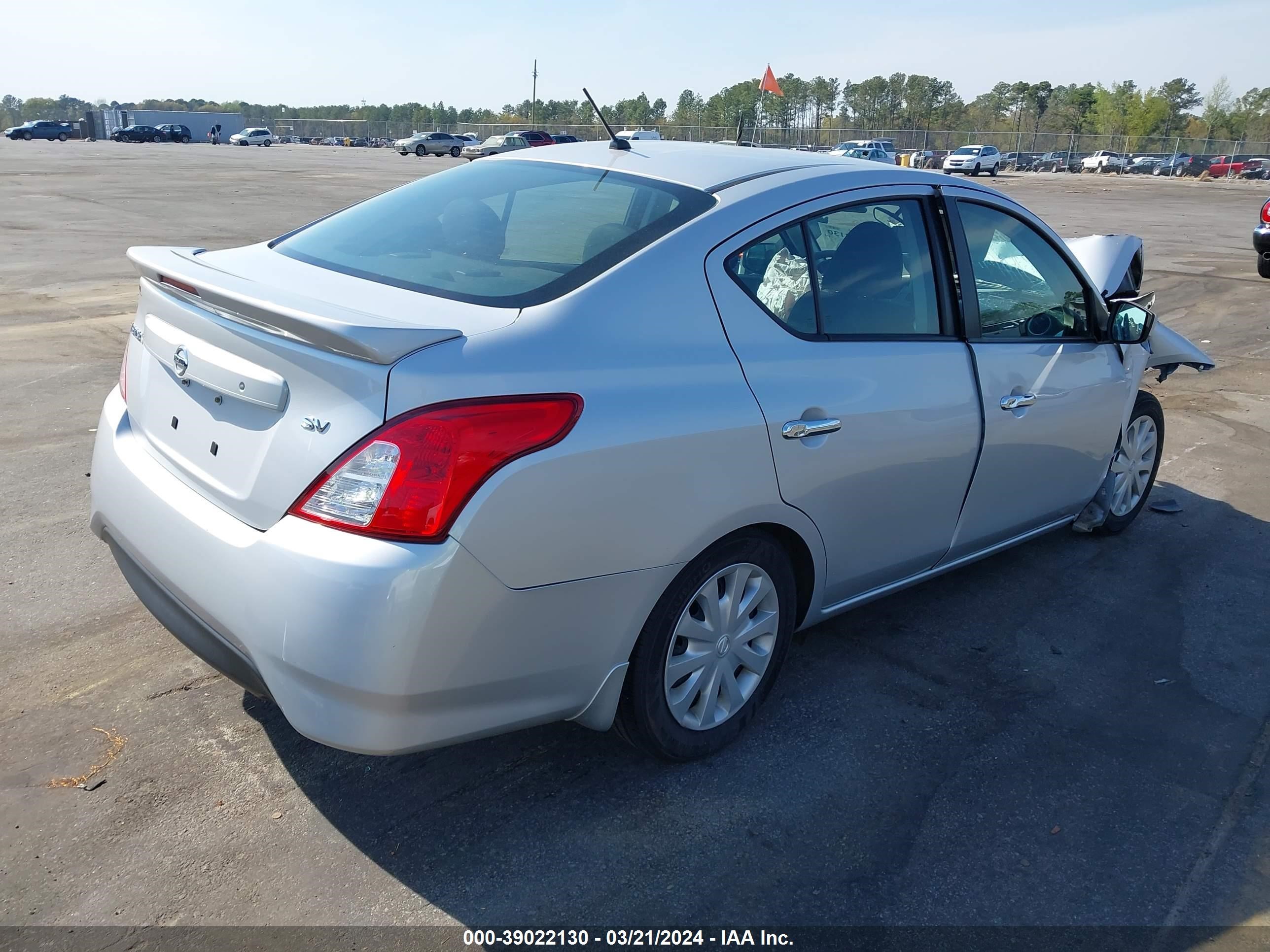 Photo 3 VIN: 3N1CN7AP1JL882984 - NISSAN VERSA 