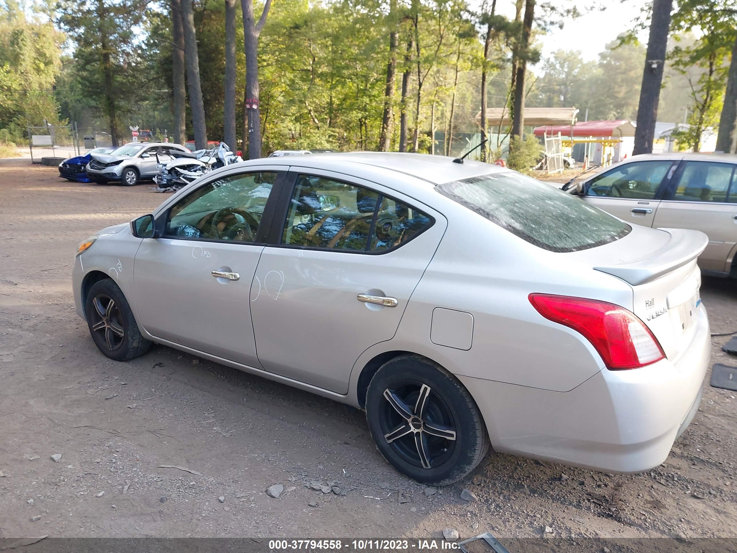 Photo 2 VIN: 3N1CN7AP3FL872755 - NISSAN VERSA 