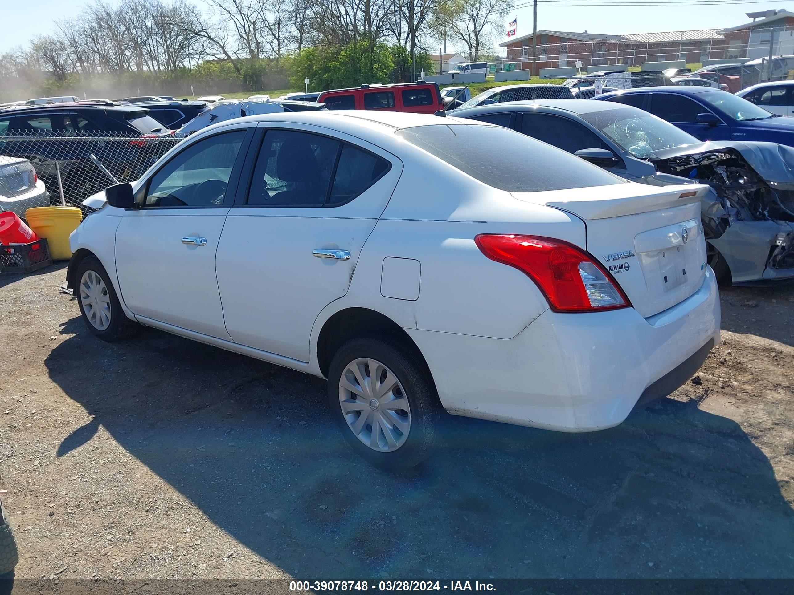 Photo 2 VIN: 3N1CN7AP4GL877657 - NISSAN VERSA 