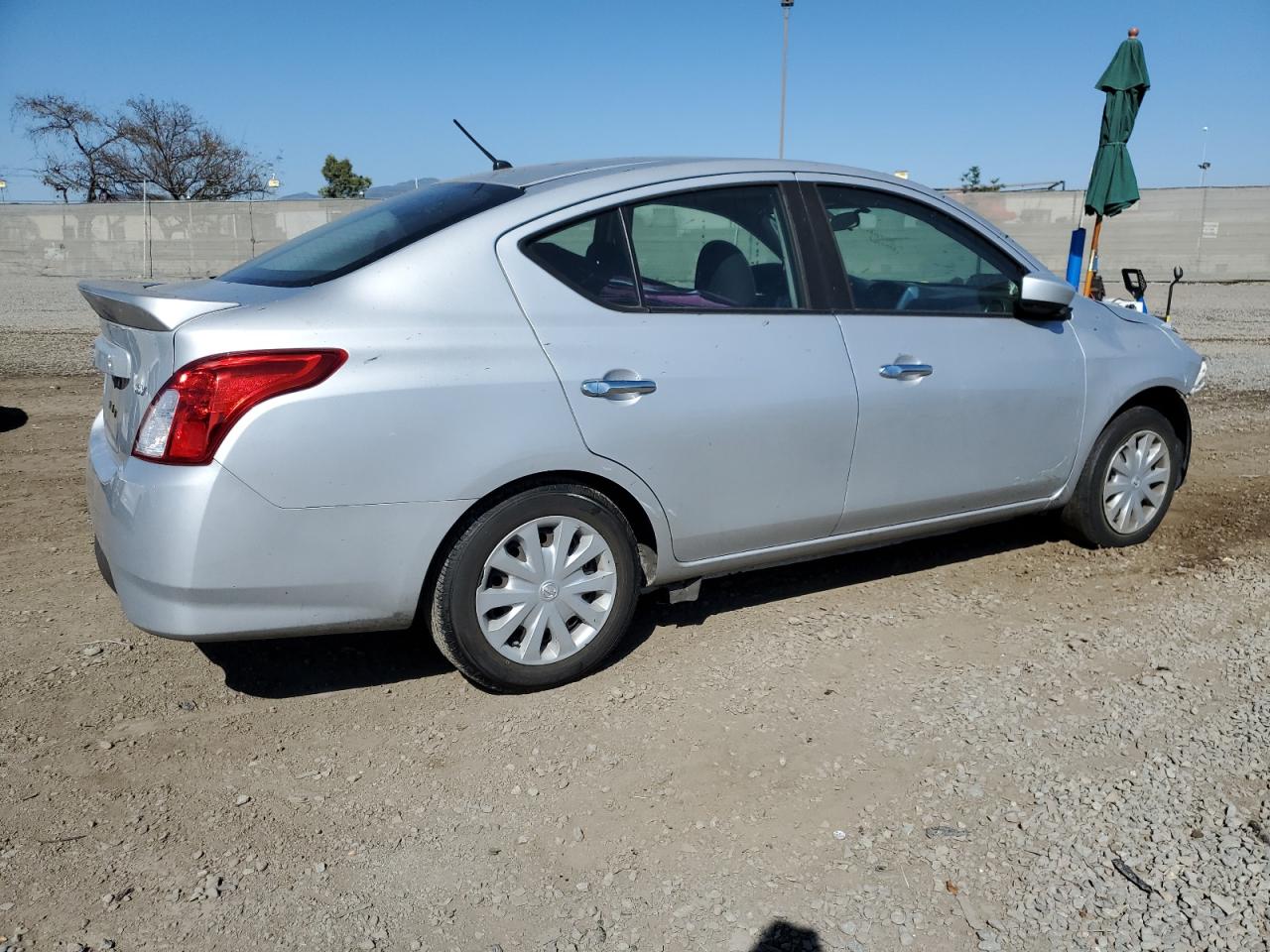 Photo 2 VIN: 3N1CN7AP4JL812038 - NISSAN VERSA 