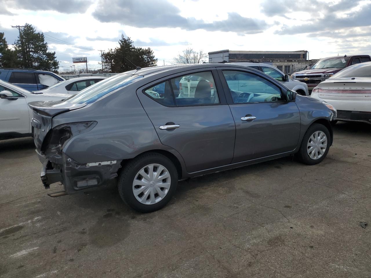 Photo 2 VIN: 3N1CN7AP5JL858588 - NISSAN VERSA 