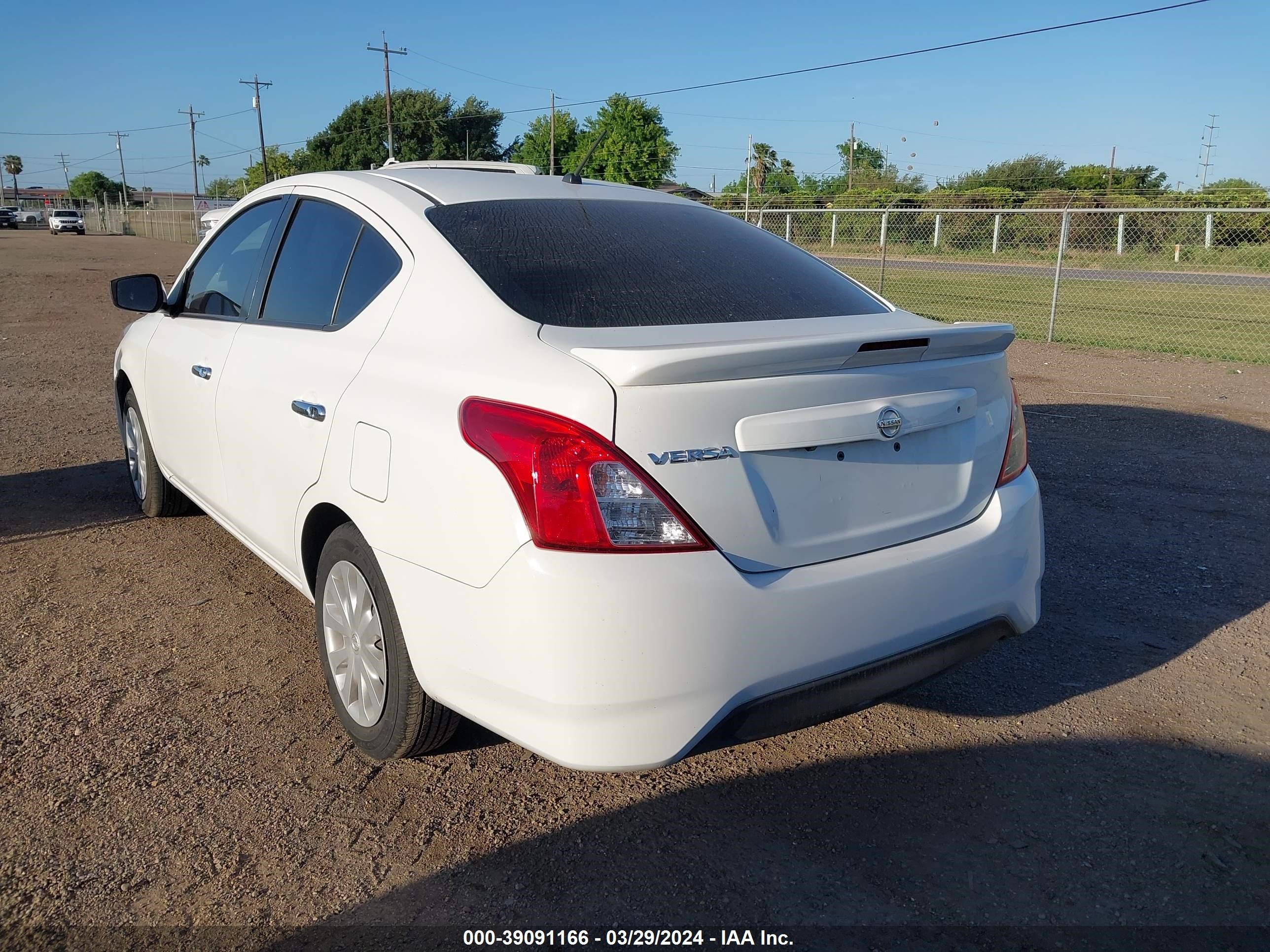 Photo 2 VIN: 3N1CN7AP6KL817565 - NISSAN VERSA 