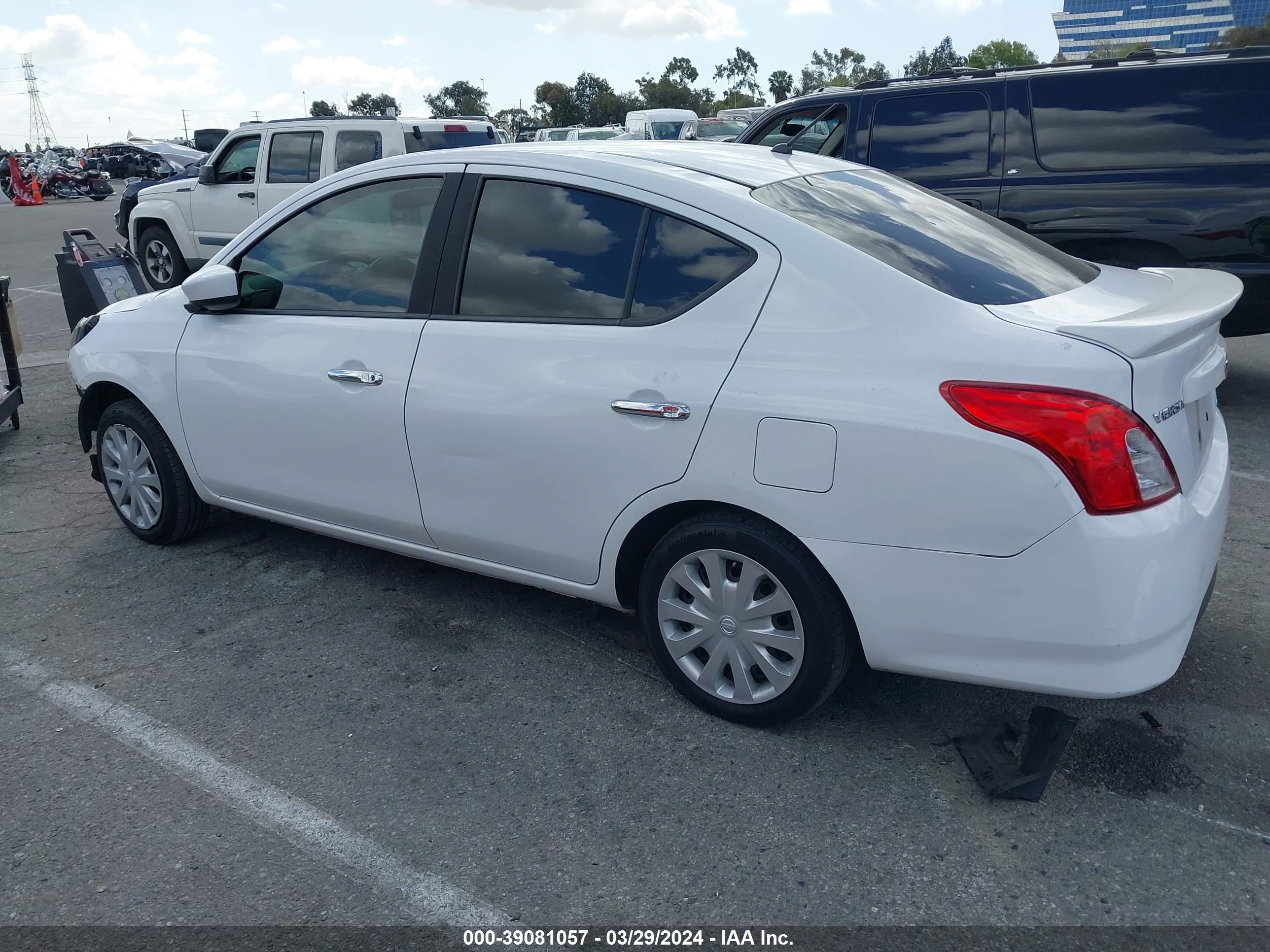 Photo 2 VIN: 3N1CN7AP7FL868904 - NISSAN VERSA 