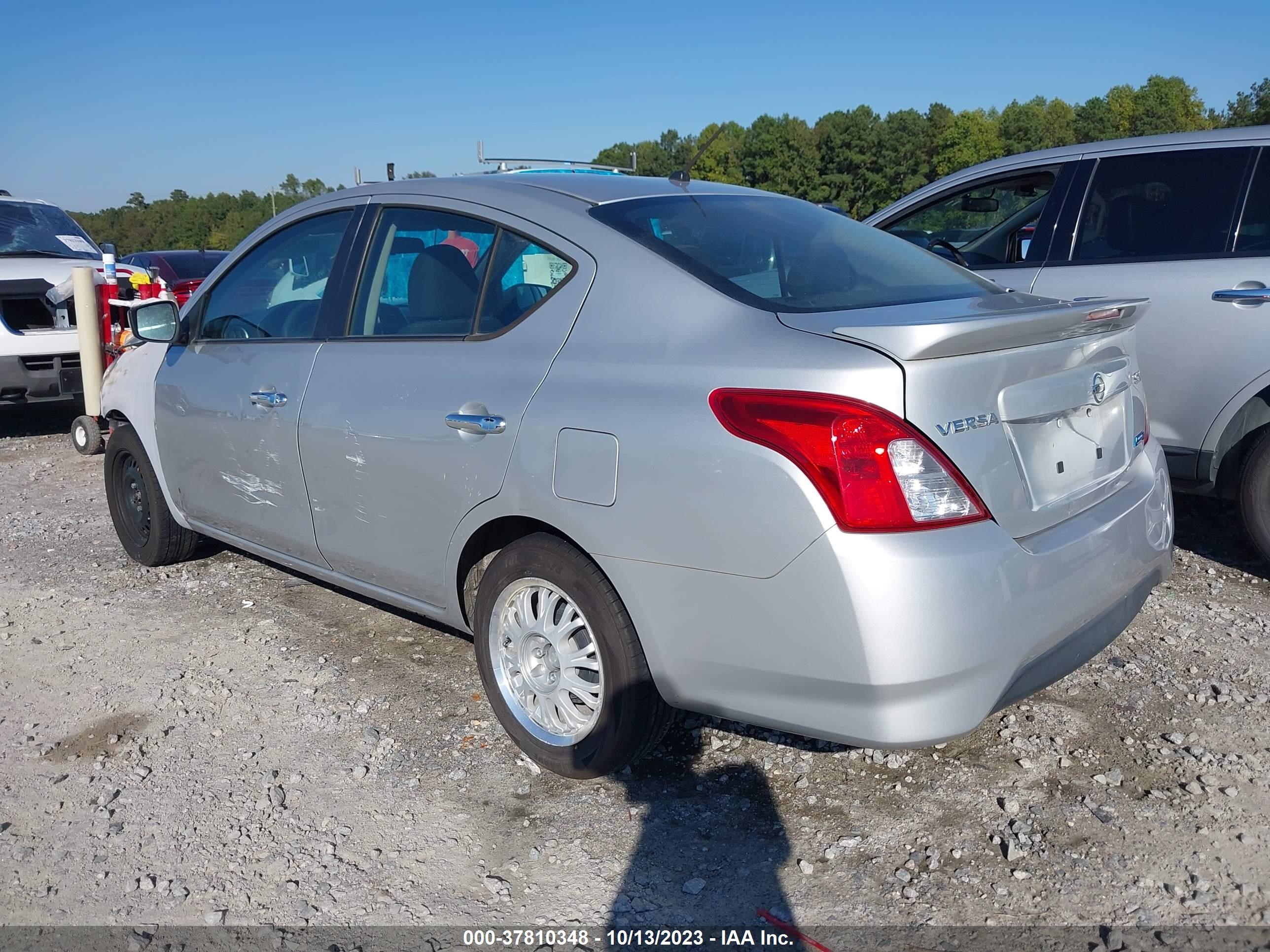 Photo 2 VIN: 3N1CN7AP7FL869681 - NISSAN VERSA 