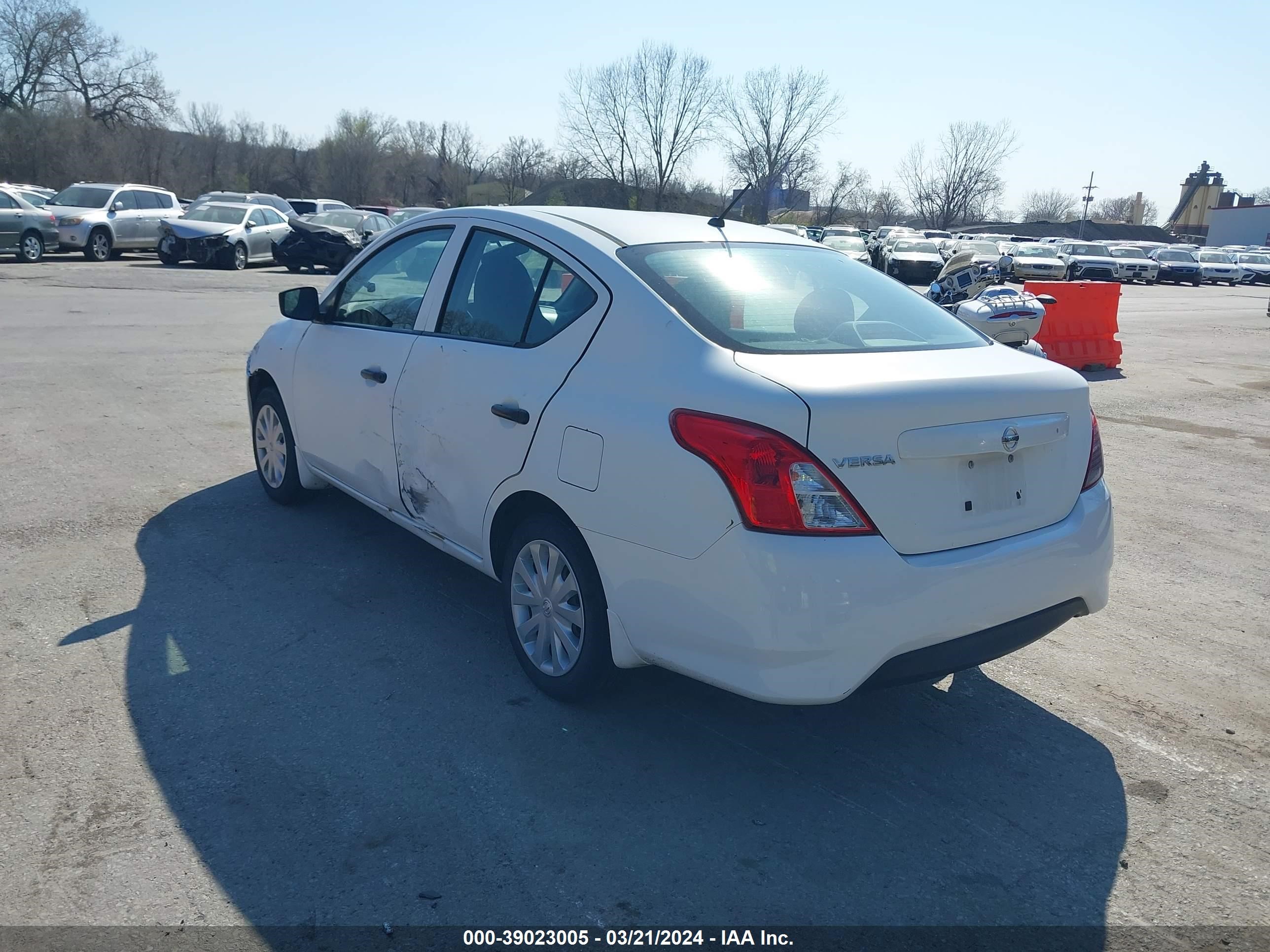 Photo 2 VIN: 3N1CN7AP7GL844670 - NISSAN VERSA 