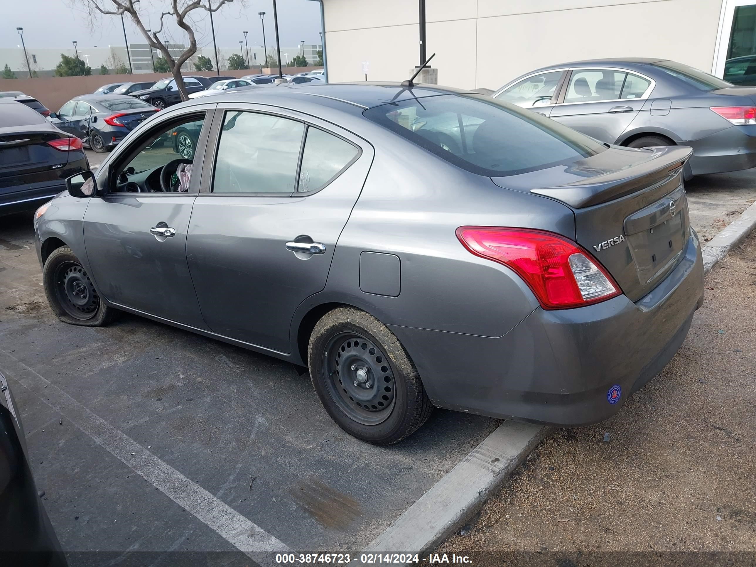 Photo 2 VIN: 3N1CN7AP7JL809523 - NISSAN VERSA 