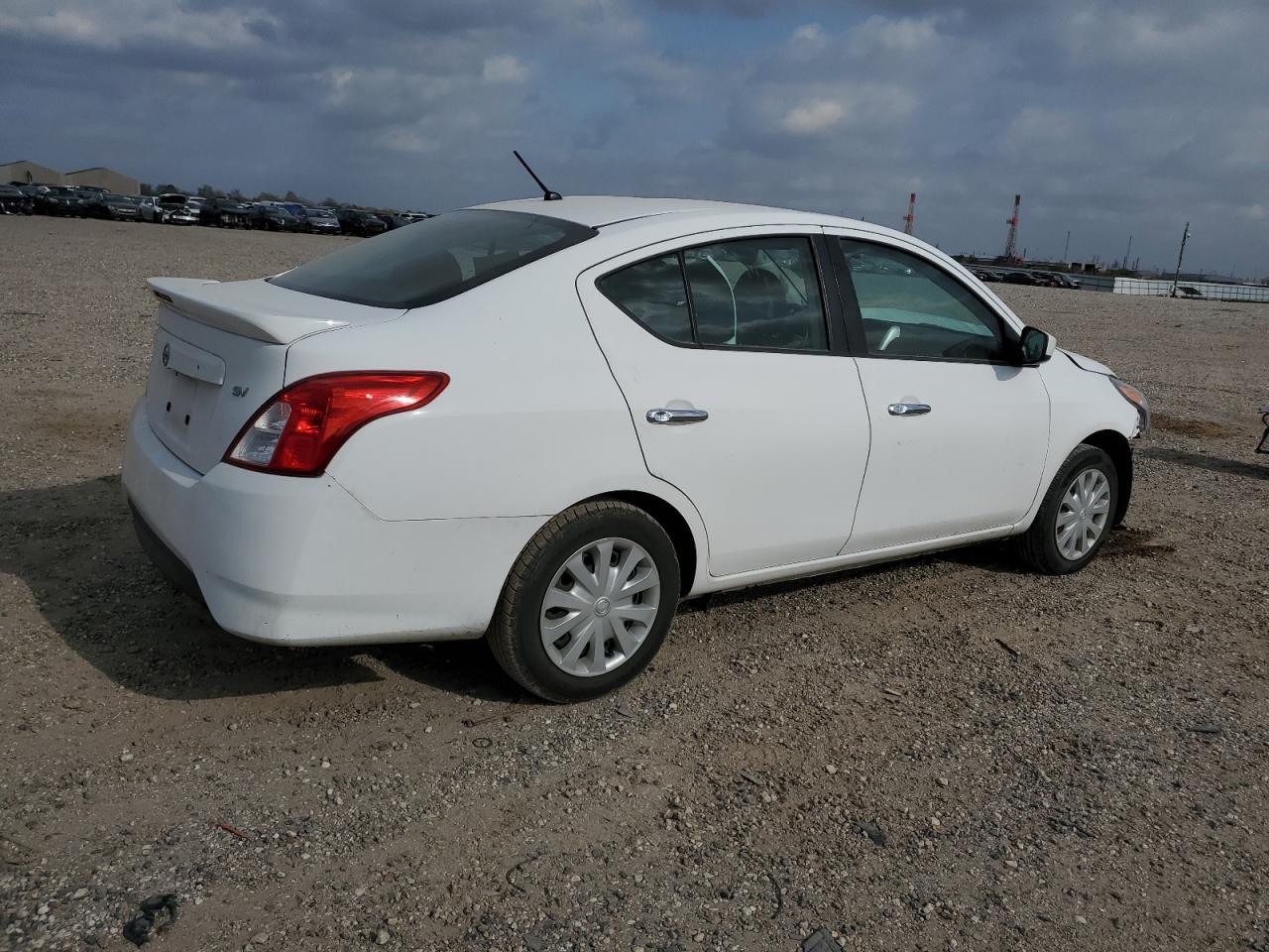 Photo 2 VIN: 3N1CN7AP7JL878812 - NISSAN VERSA 