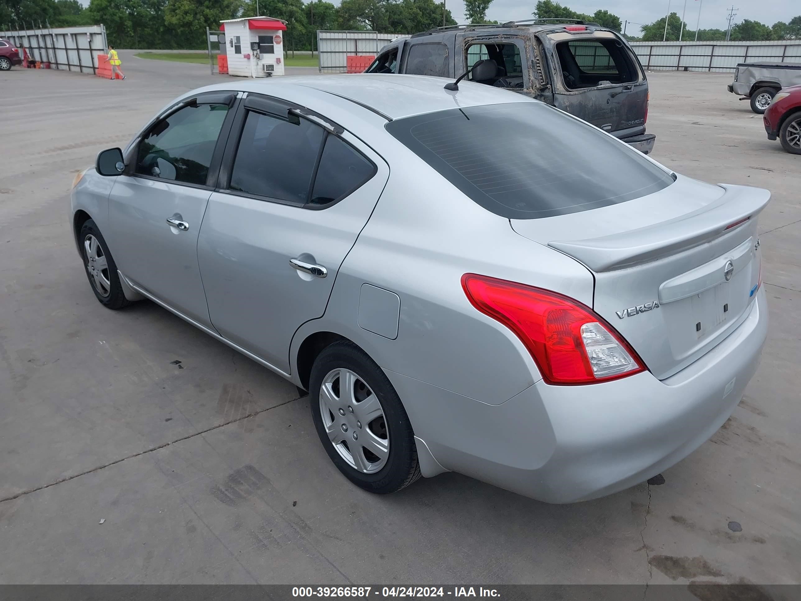 Photo 2 VIN: 3N1CN7AP8EL805888 - NISSAN VERSA 