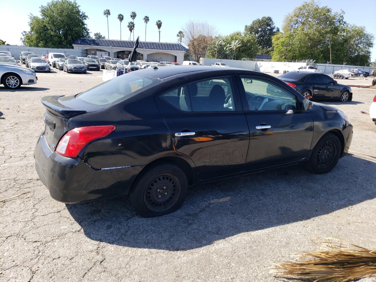 Photo 2 VIN: 3N1CN7AP8JL867933 - NISSAN VERSA 