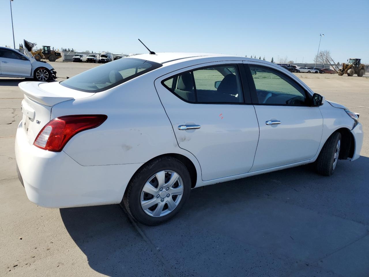 Photo 2 VIN: 3N1CN7AP8KL875533 - NISSAN VERSA 