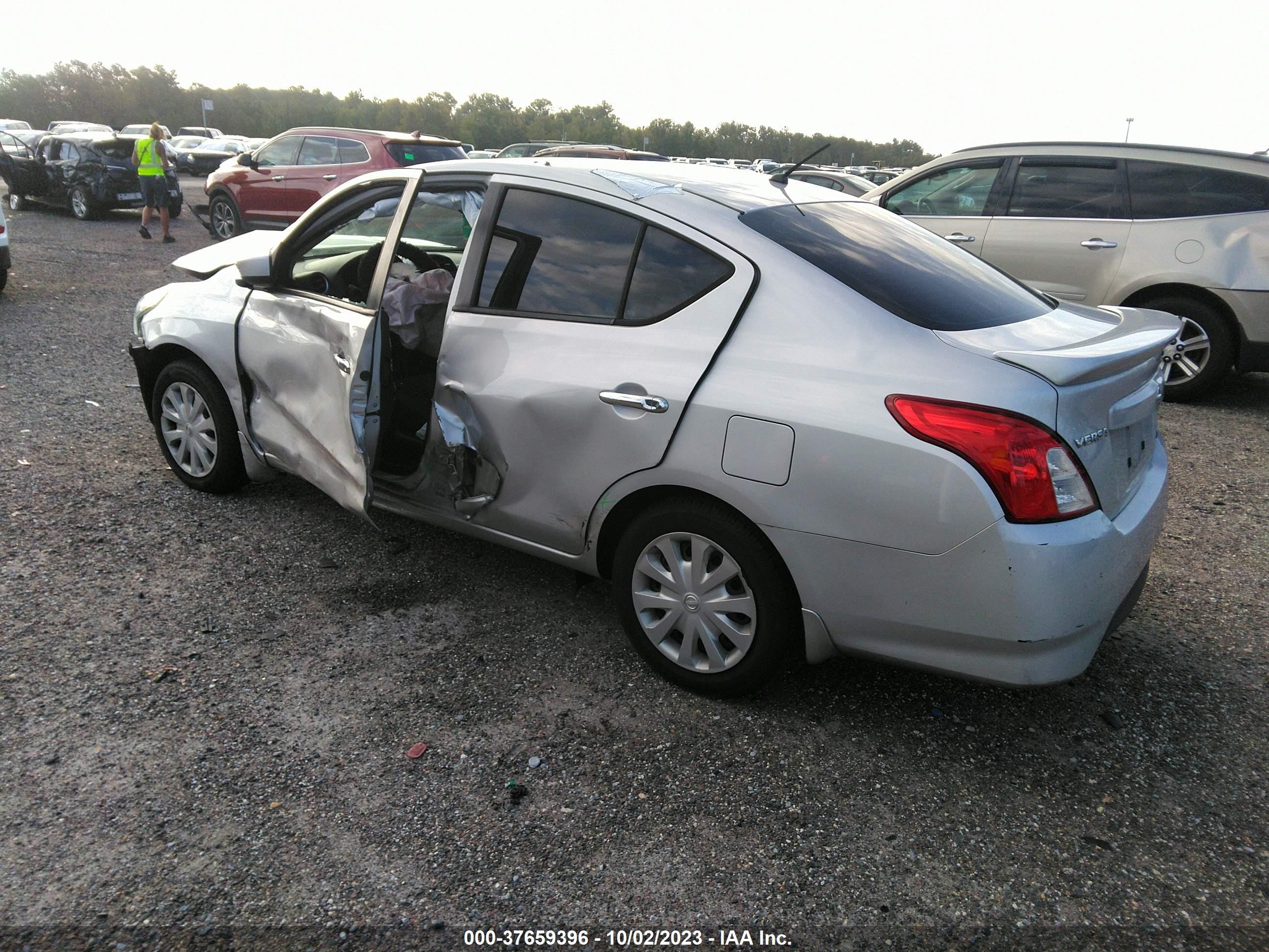 Photo 2 VIN: 3N1CN7AP9FL940735 - NISSAN VERSA 