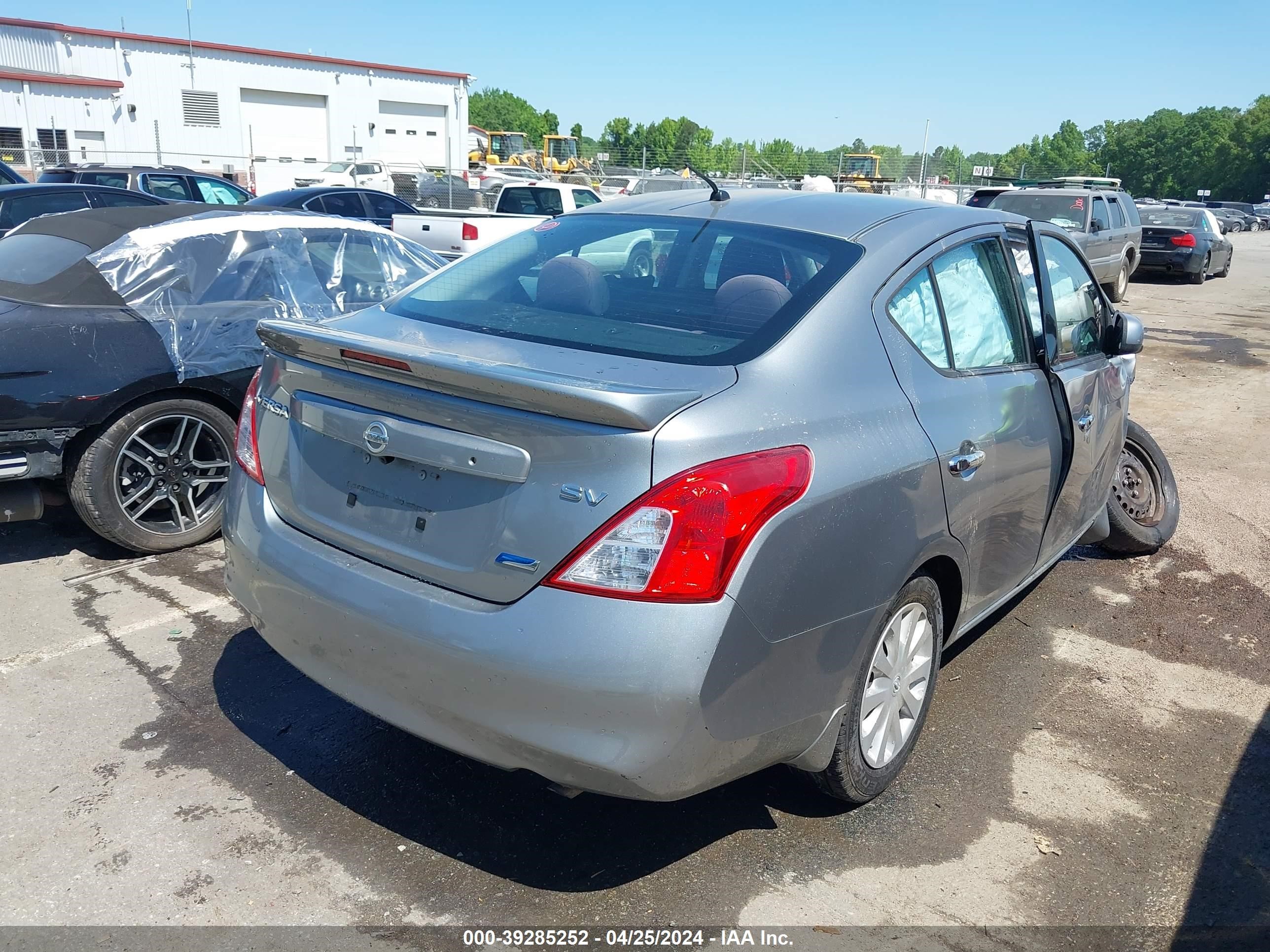 Photo 3 VIN: 3N1CN7APXEL815726 - NISSAN VERSA 