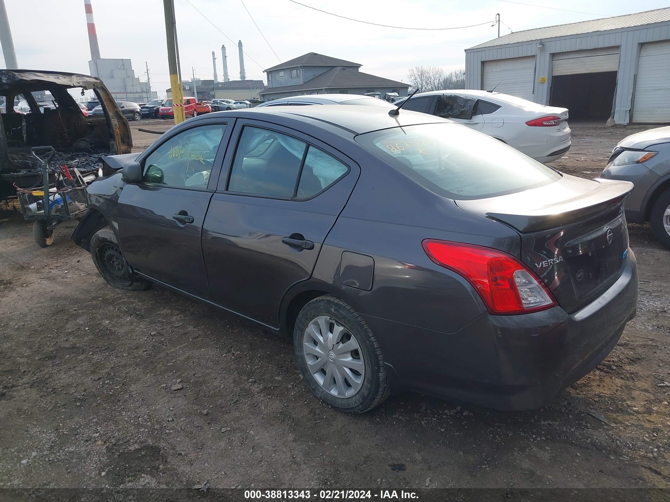 Photo 2 VIN: 3N1CN7APXFL867598 - NISSAN VERSA 