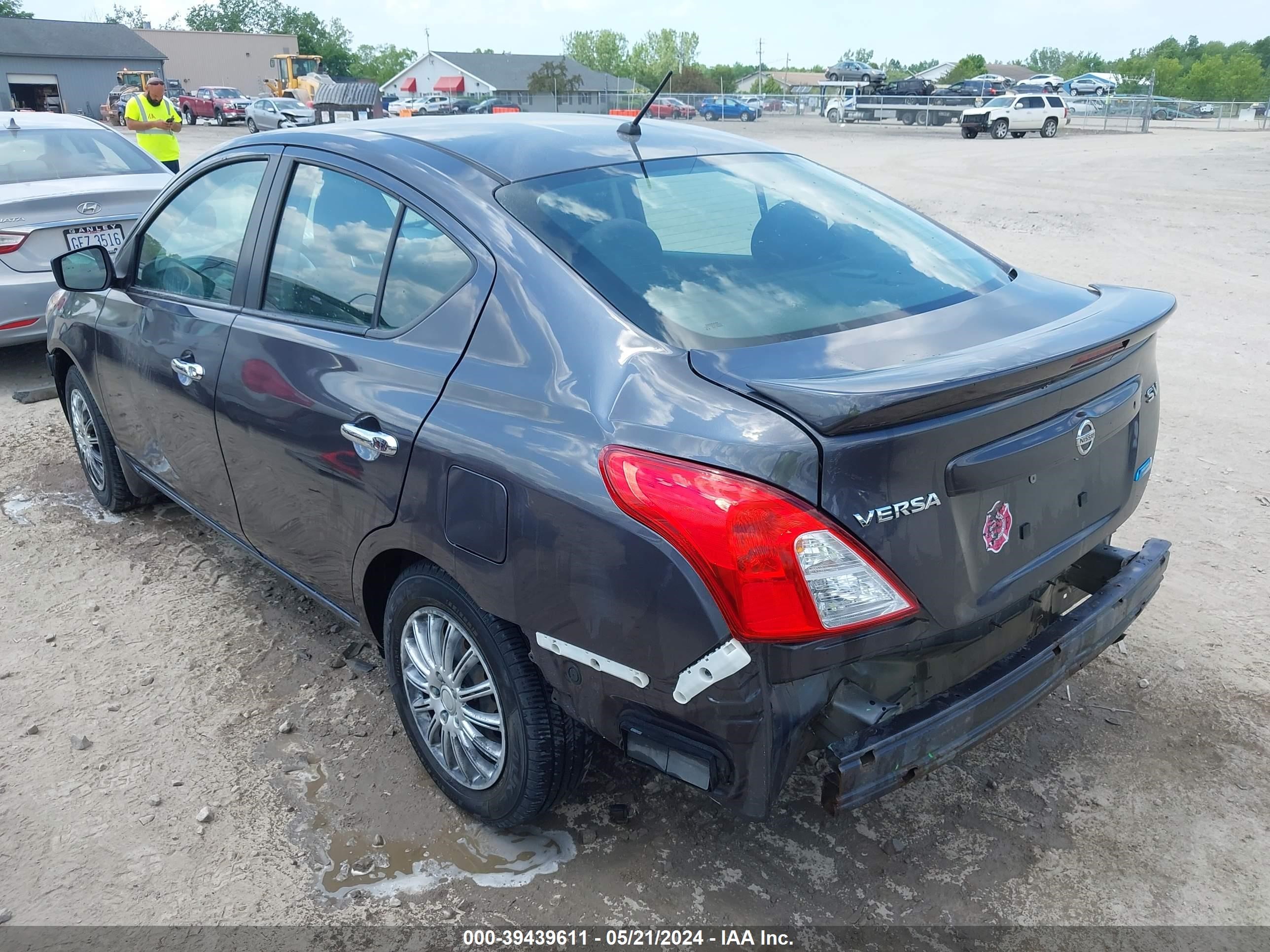 Photo 2 VIN: 3N1CN7APXFL906612 - NISSAN VERSA 