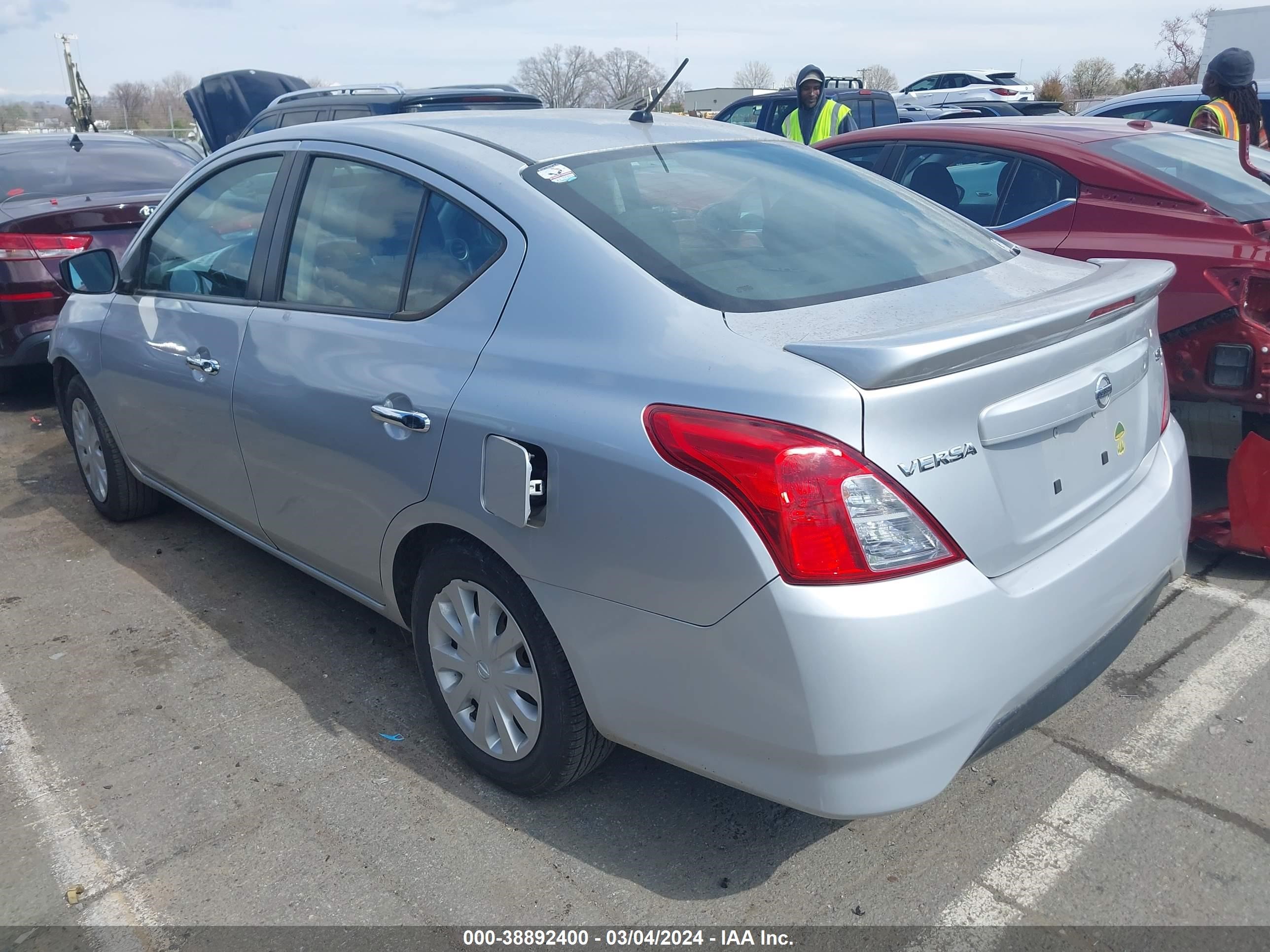 Photo 2 VIN: 3N1CN7APXJK397135 - NISSAN VERSA 