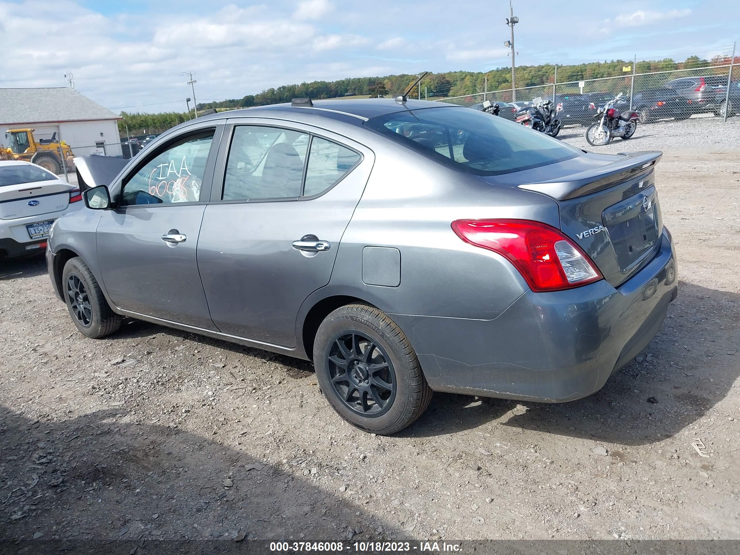 Photo 13 VIN: 3N1CN7APXJL810472 - NISSAN VERSA 