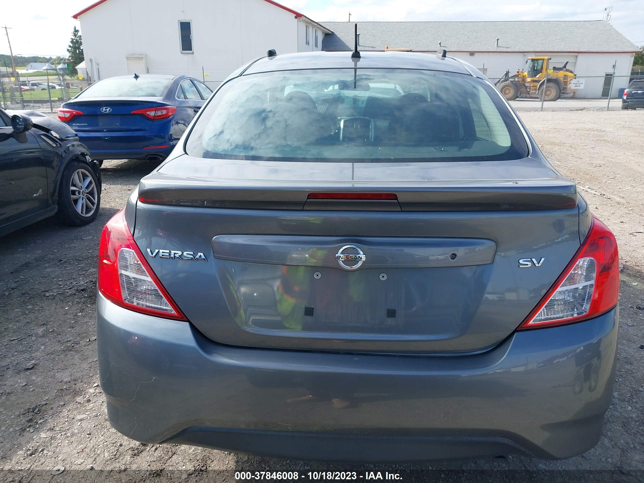 Photo 15 VIN: 3N1CN7APXJL810472 - NISSAN VERSA 