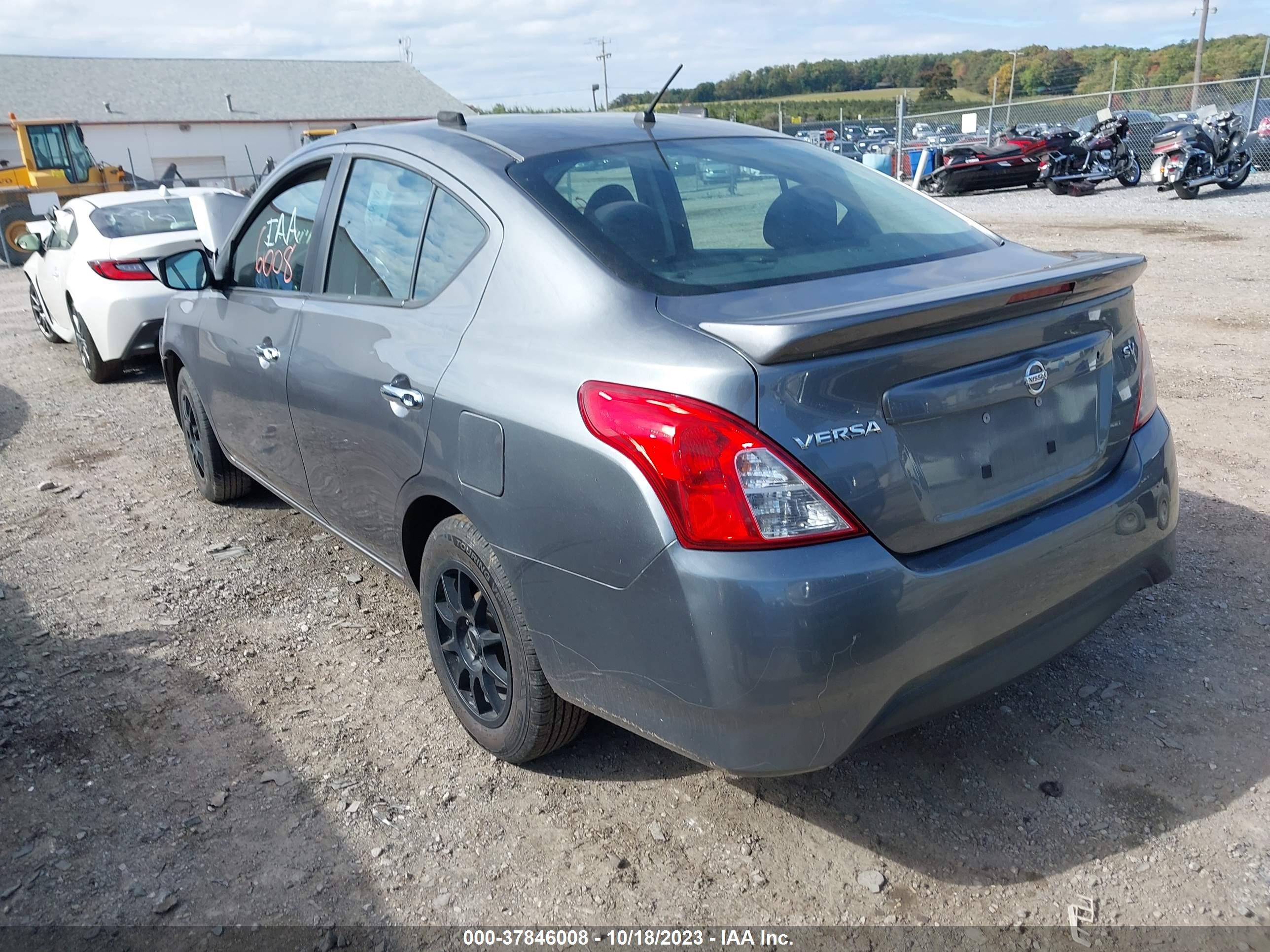 Photo 2 VIN: 3N1CN7APXJL810472 - NISSAN VERSA 