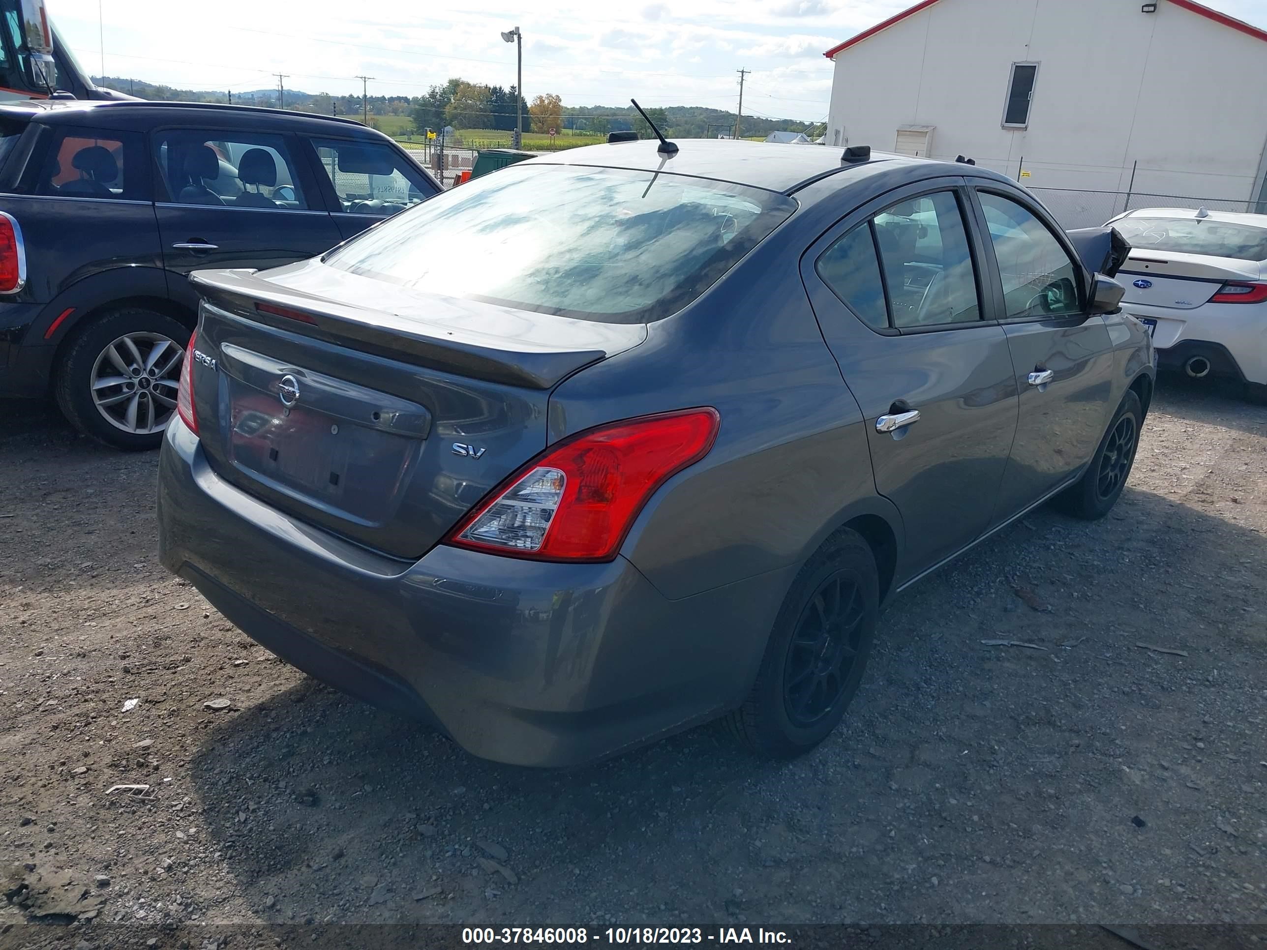 Photo 3 VIN: 3N1CN7APXJL810472 - NISSAN VERSA 