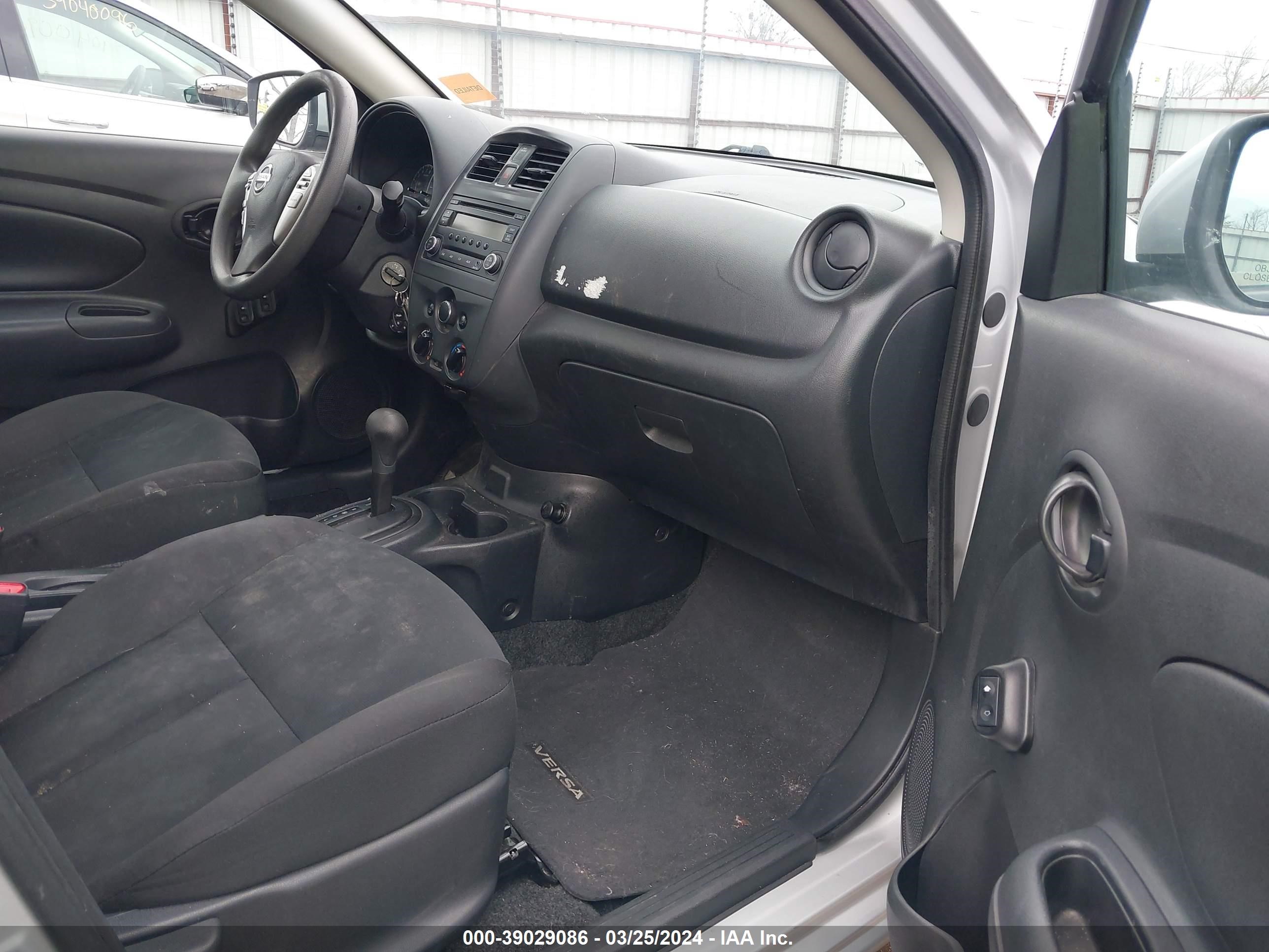 Photo 4 VIN: 3N1CN7APXJL814635 - NISSAN VERSA 