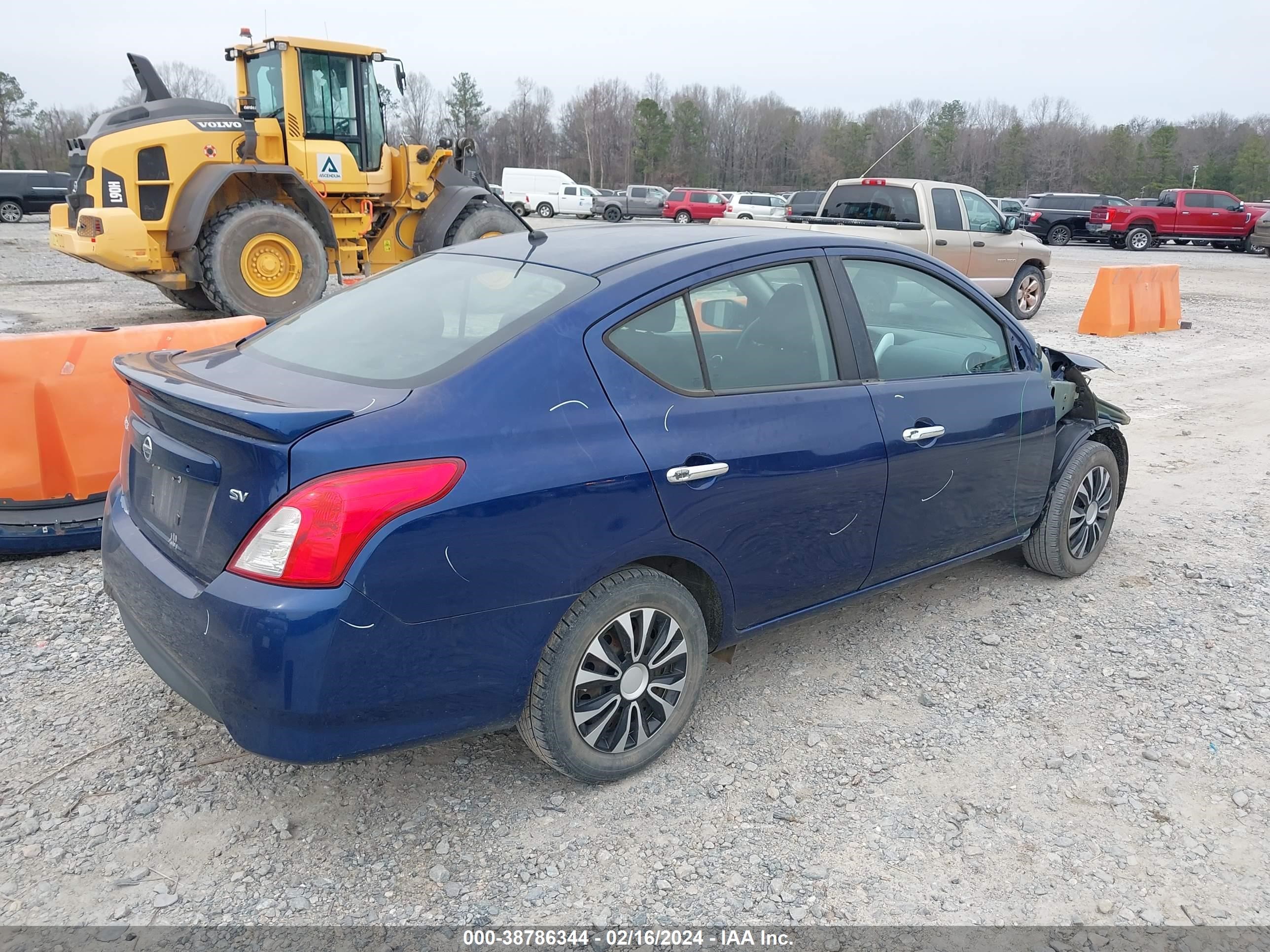 Photo 3 VIN: 3N1CN7APXJL830060 - NISSAN VERSA 