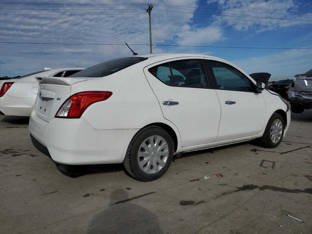 Photo 2 VIN: 3N1CN7APXJL878397 - NISSAN VERSA 