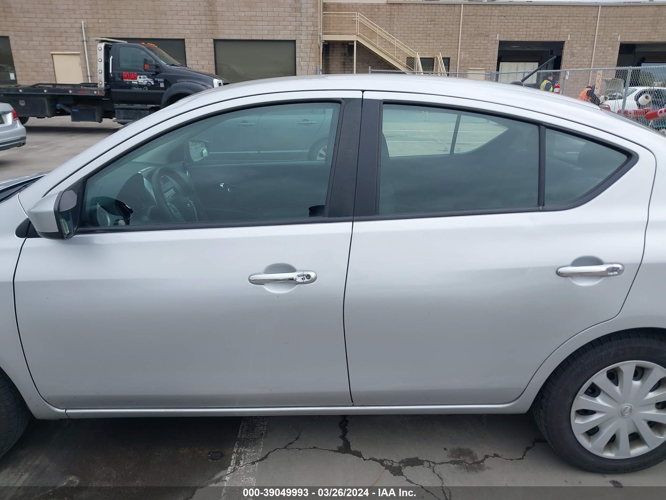 Photo 13 VIN: 3N1CN7APXJL886032 - NISSAN VERSA 