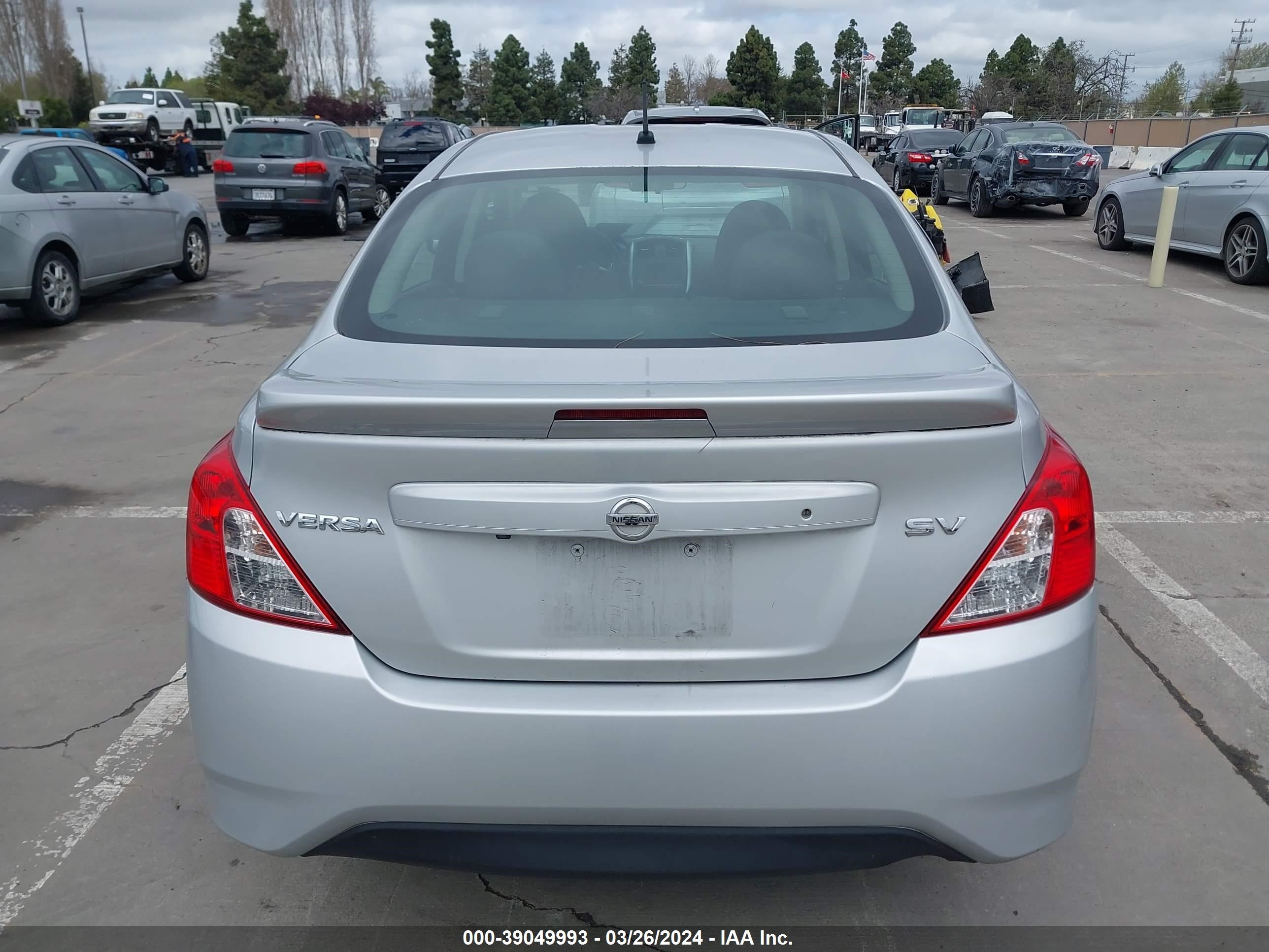 Photo 15 VIN: 3N1CN7APXJL886032 - NISSAN VERSA 