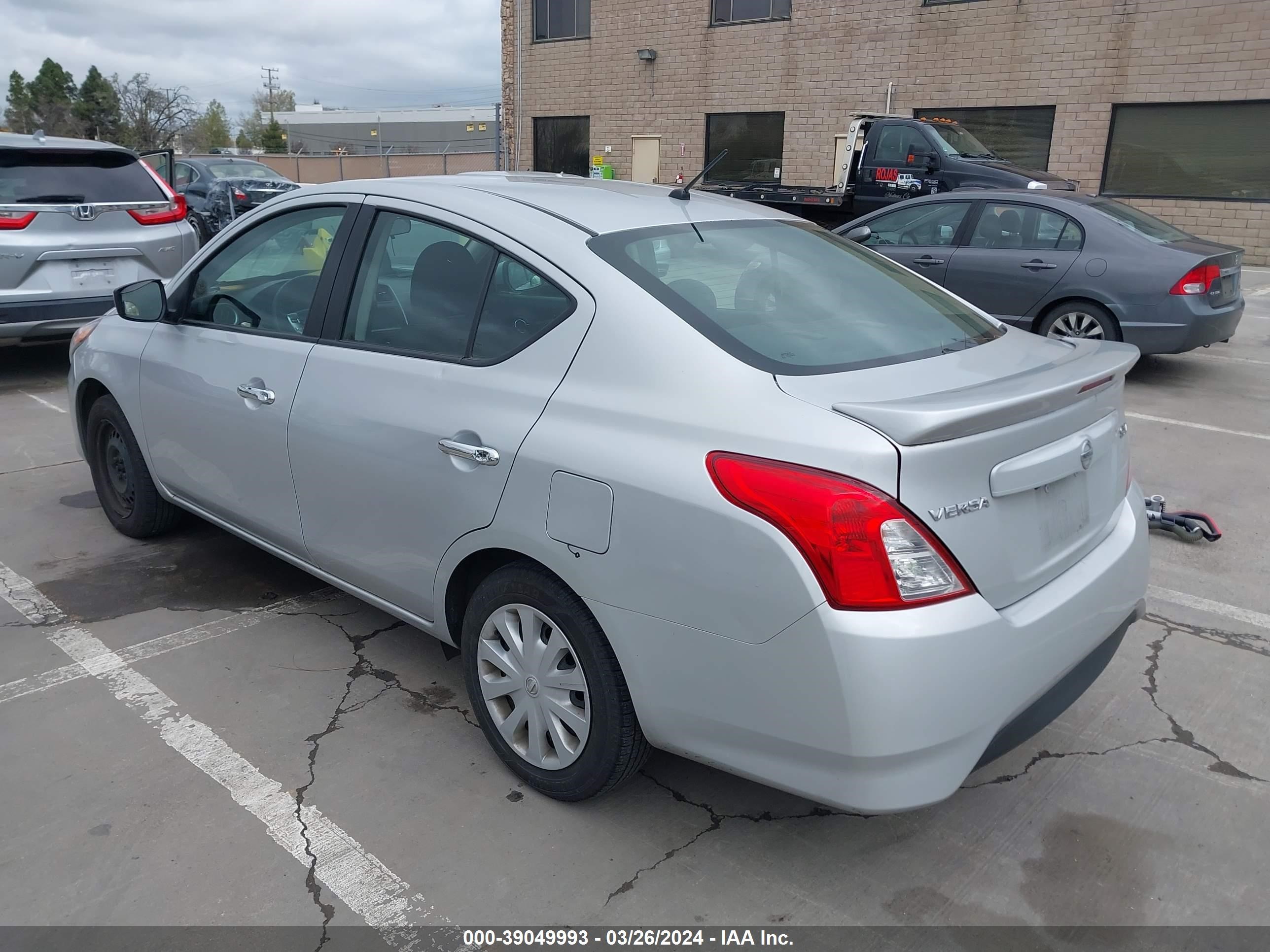 Photo 2 VIN: 3N1CN7APXJL886032 - NISSAN VERSA 