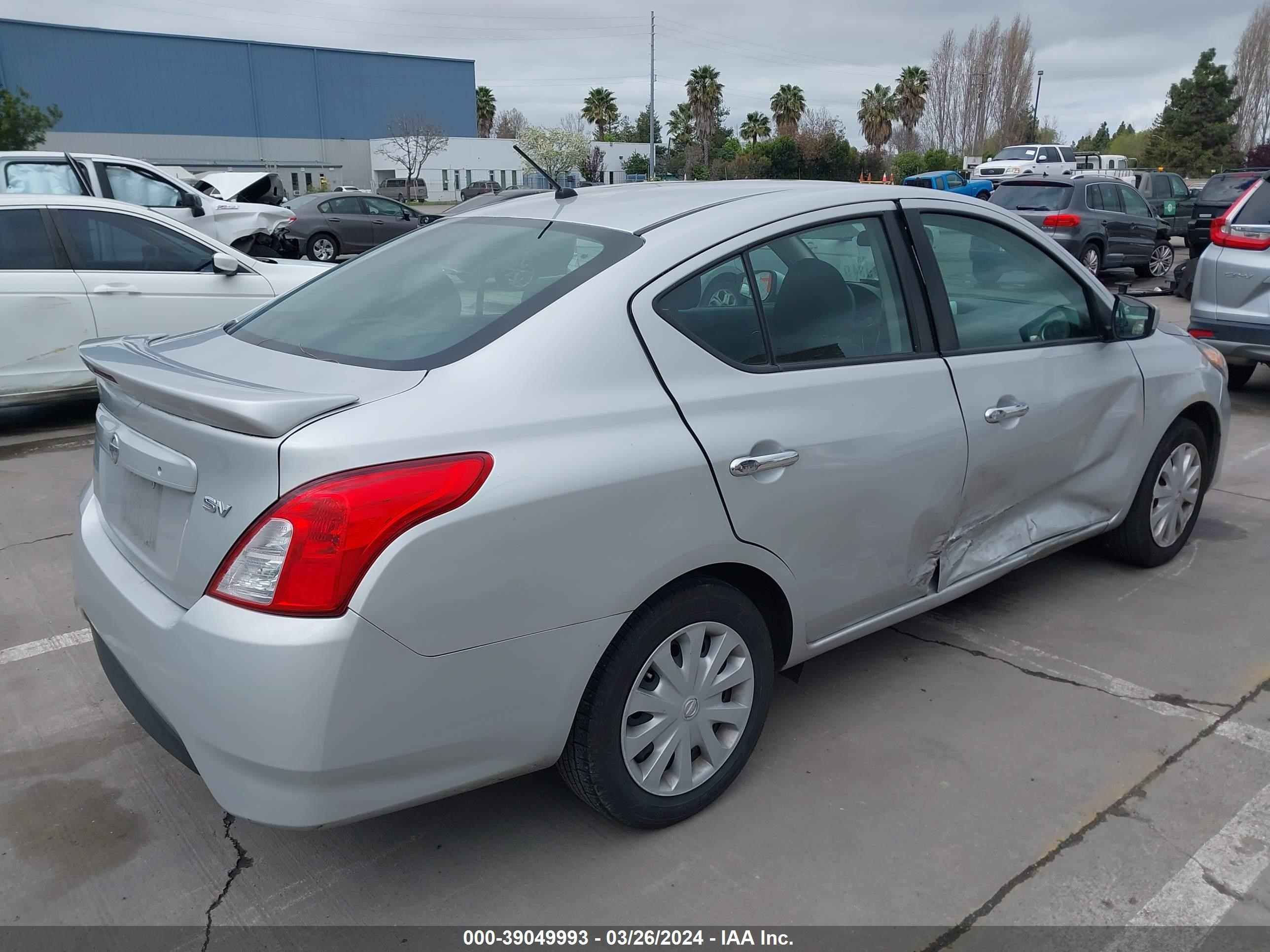 Photo 3 VIN: 3N1CN7APXJL886032 - NISSAN VERSA 