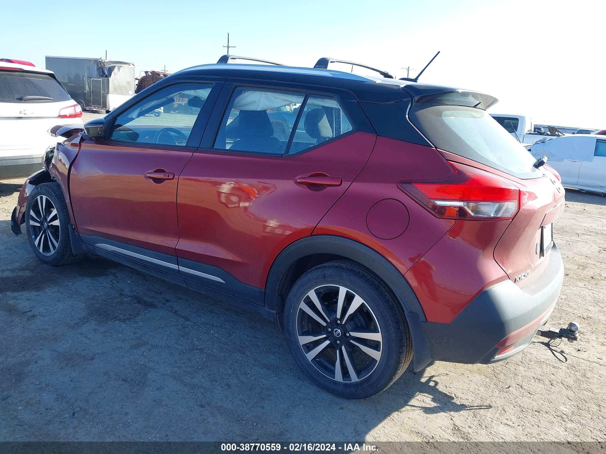 Photo 2 VIN: 3N1CP5CU0JL532912 - NISSAN KICKS 