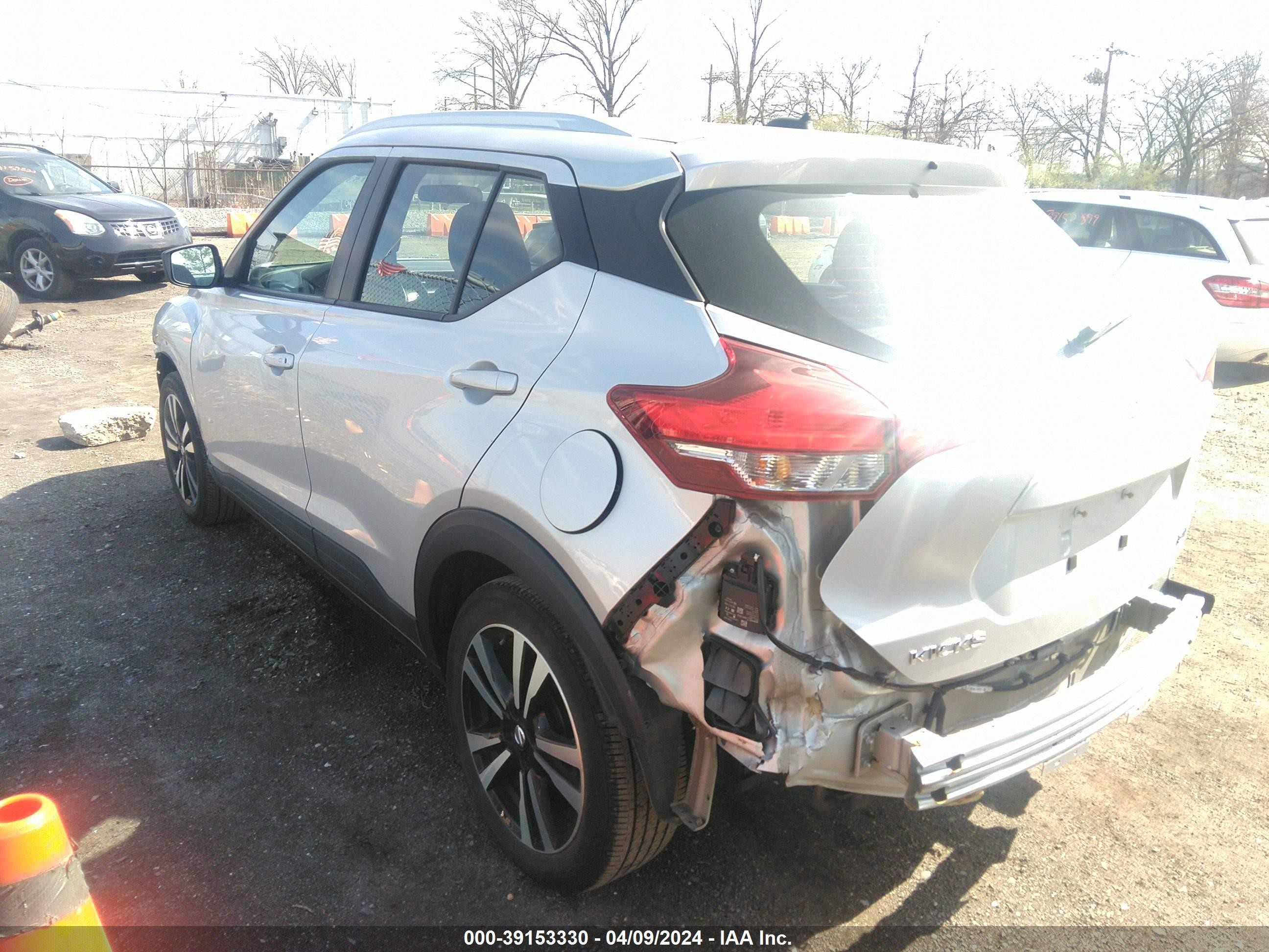 Photo 2 VIN: 3N1CP5CU0JL544672 - NISSAN KICKS 