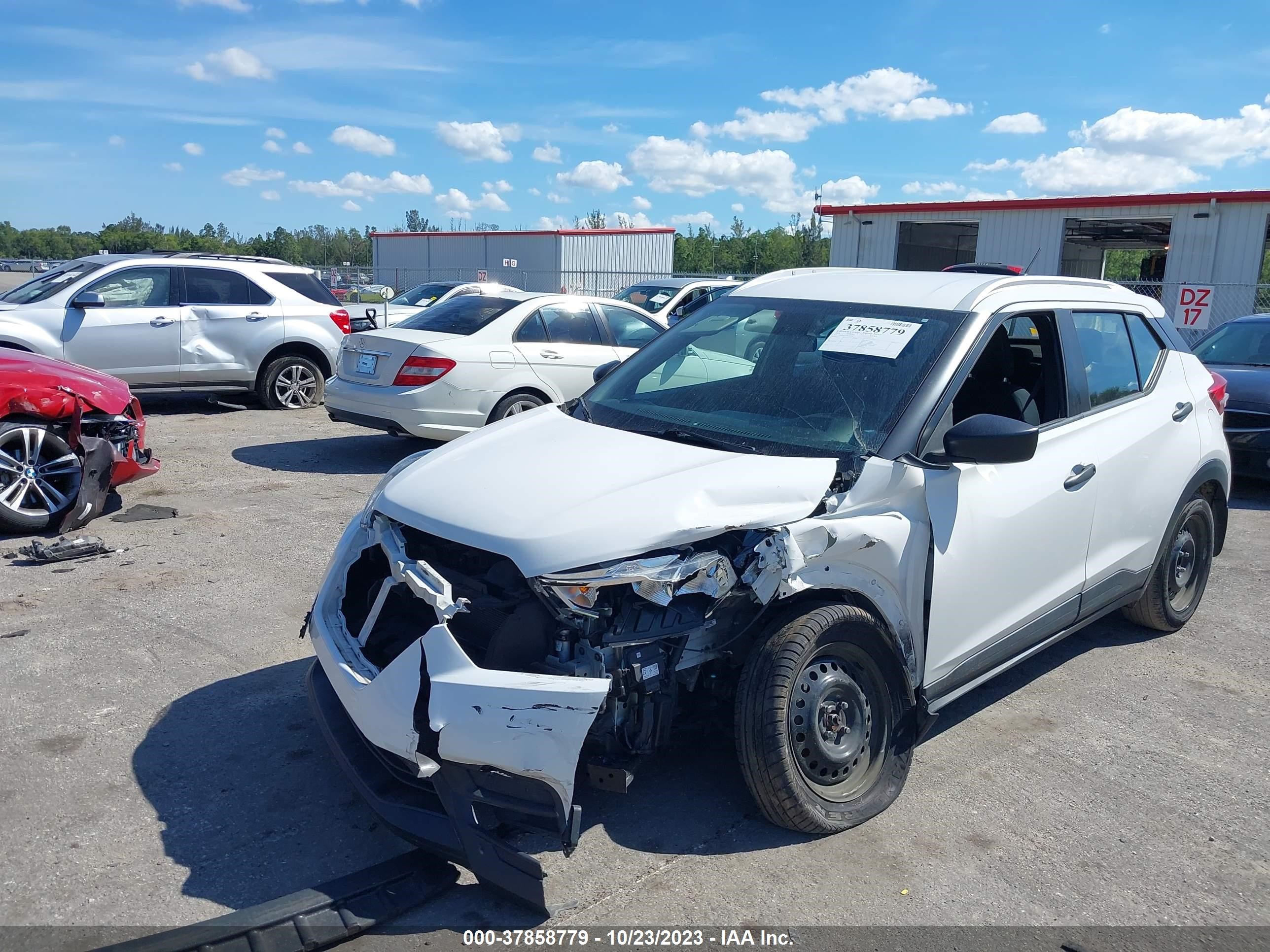 Photo 1 VIN: 3N1CP5CU1JL505587 - NISSAN KICKS 