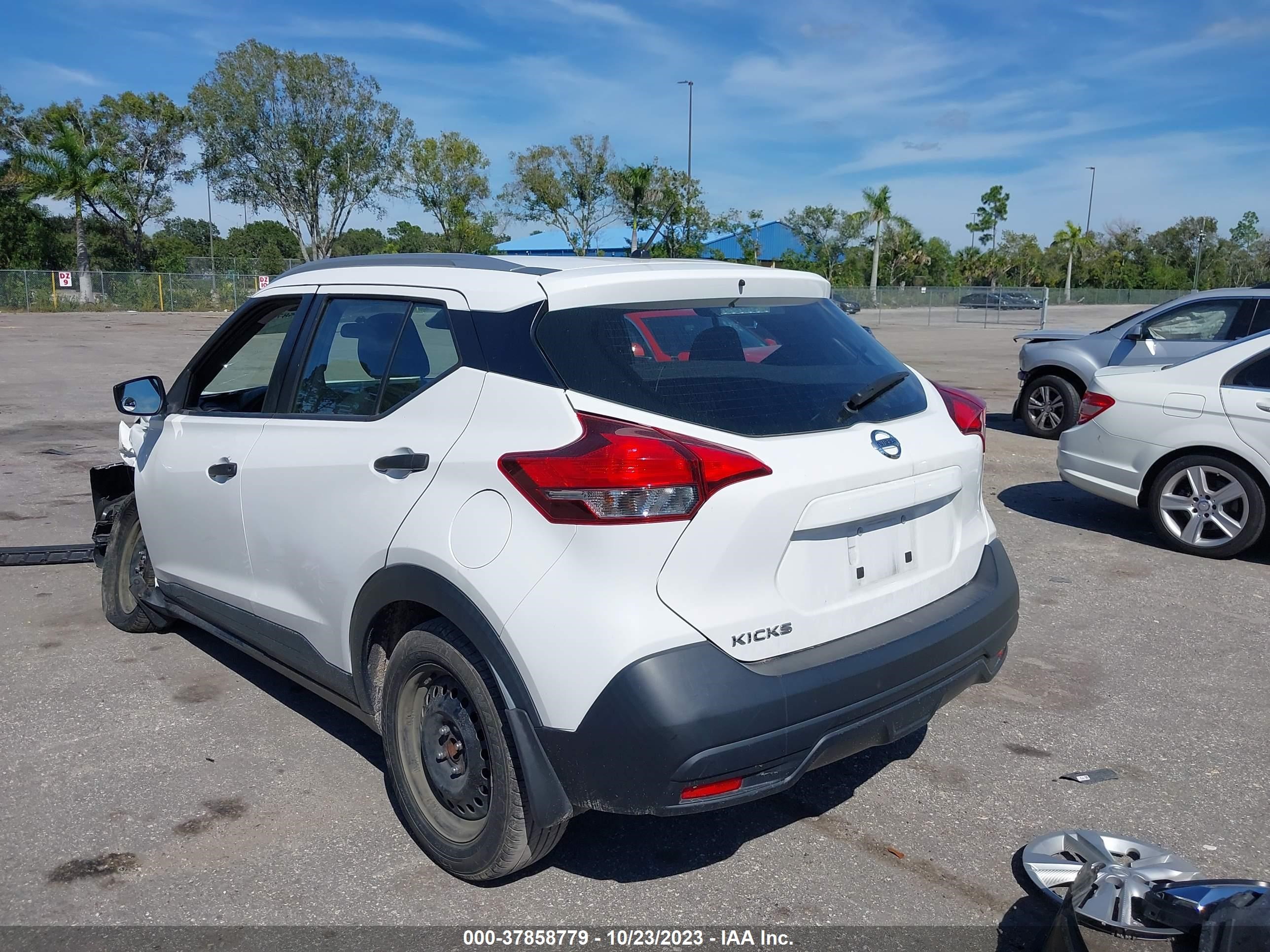 Photo 2 VIN: 3N1CP5CU1JL505587 - NISSAN KICKS 