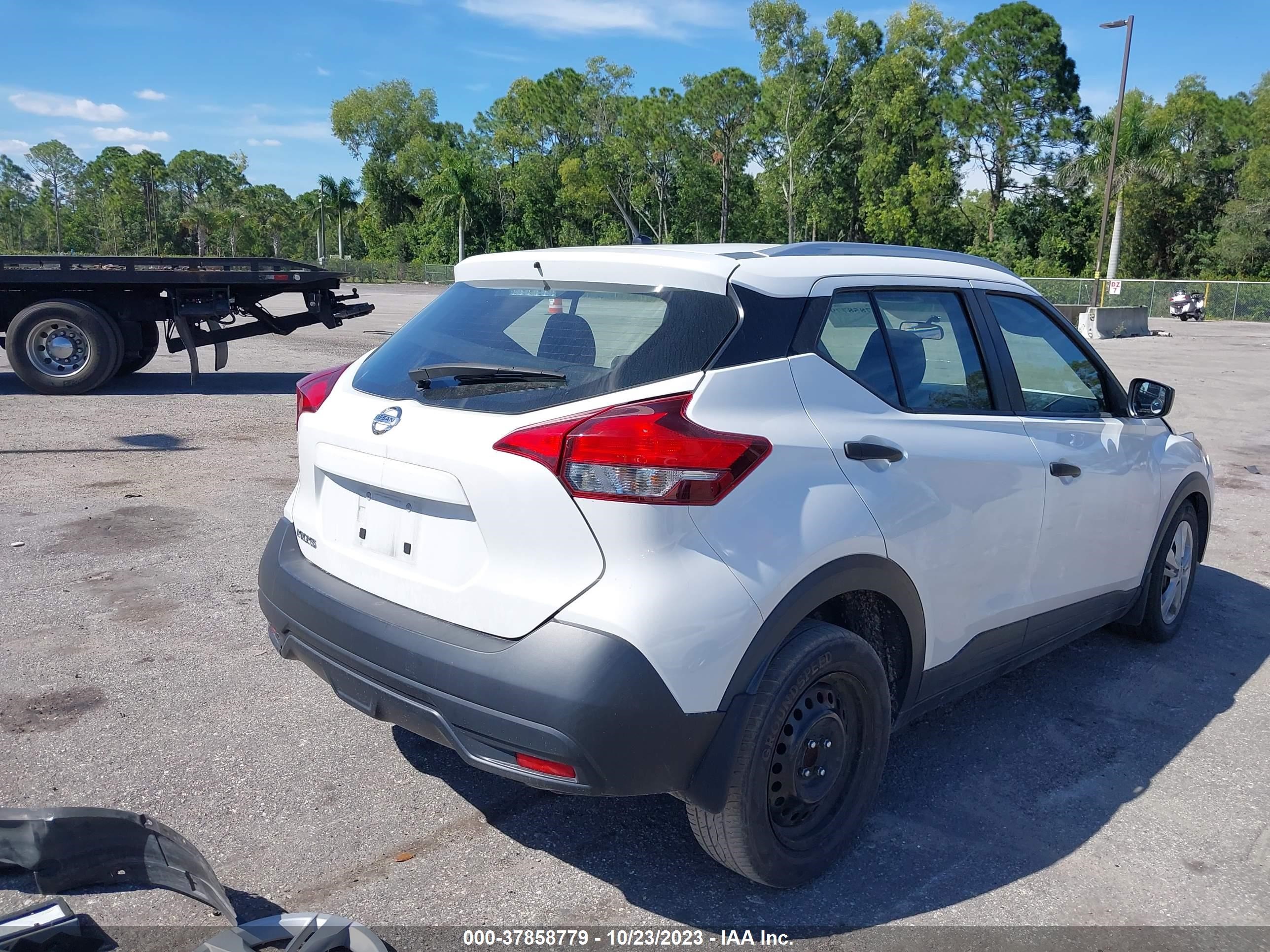 Photo 3 VIN: 3N1CP5CU1JL505587 - NISSAN KICKS 