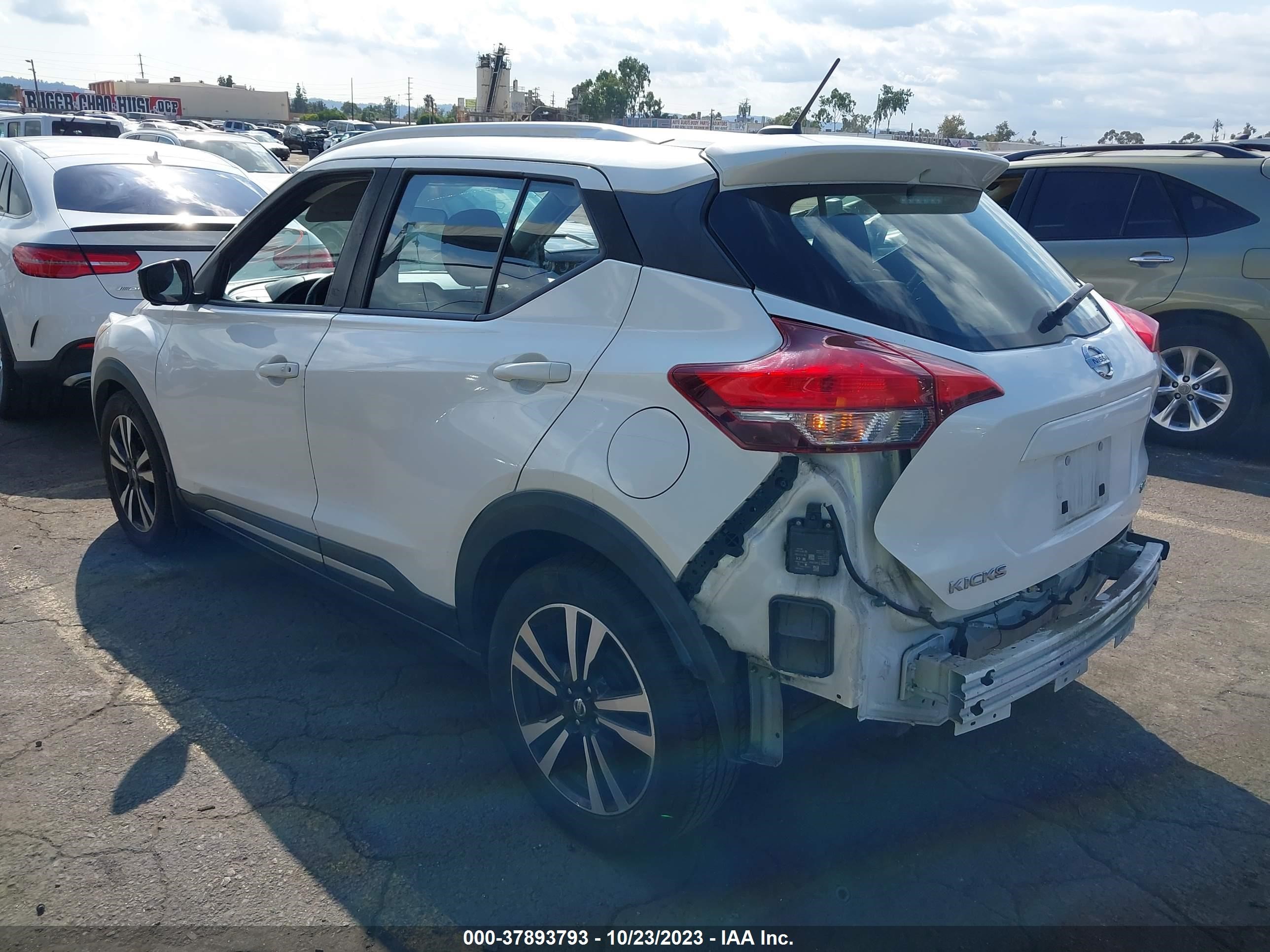 Photo 2 VIN: 3N1CP5CU1JL513219 - NISSAN KICKS 