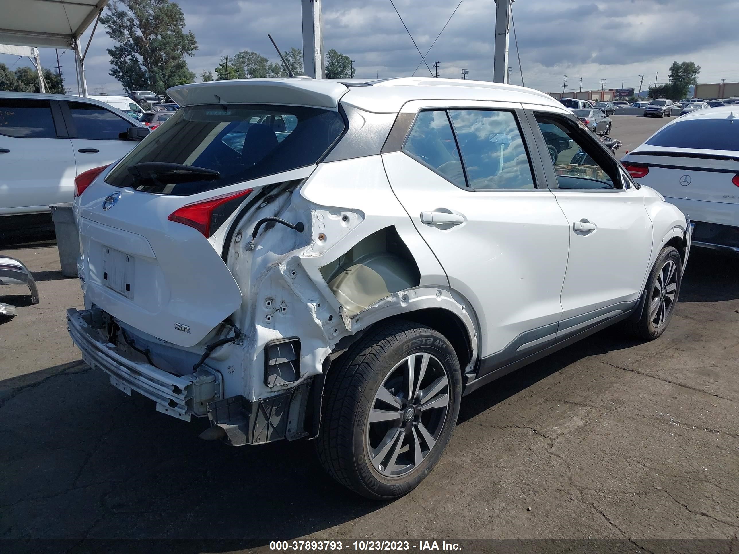 Photo 3 VIN: 3N1CP5CU1JL513219 - NISSAN KICKS 