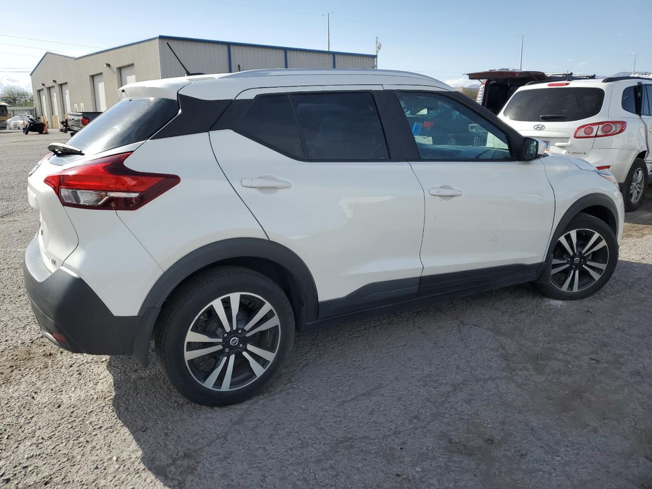 Photo 2 VIN: 3N1CP5CU1JL530747 - NISSAN KICKS 