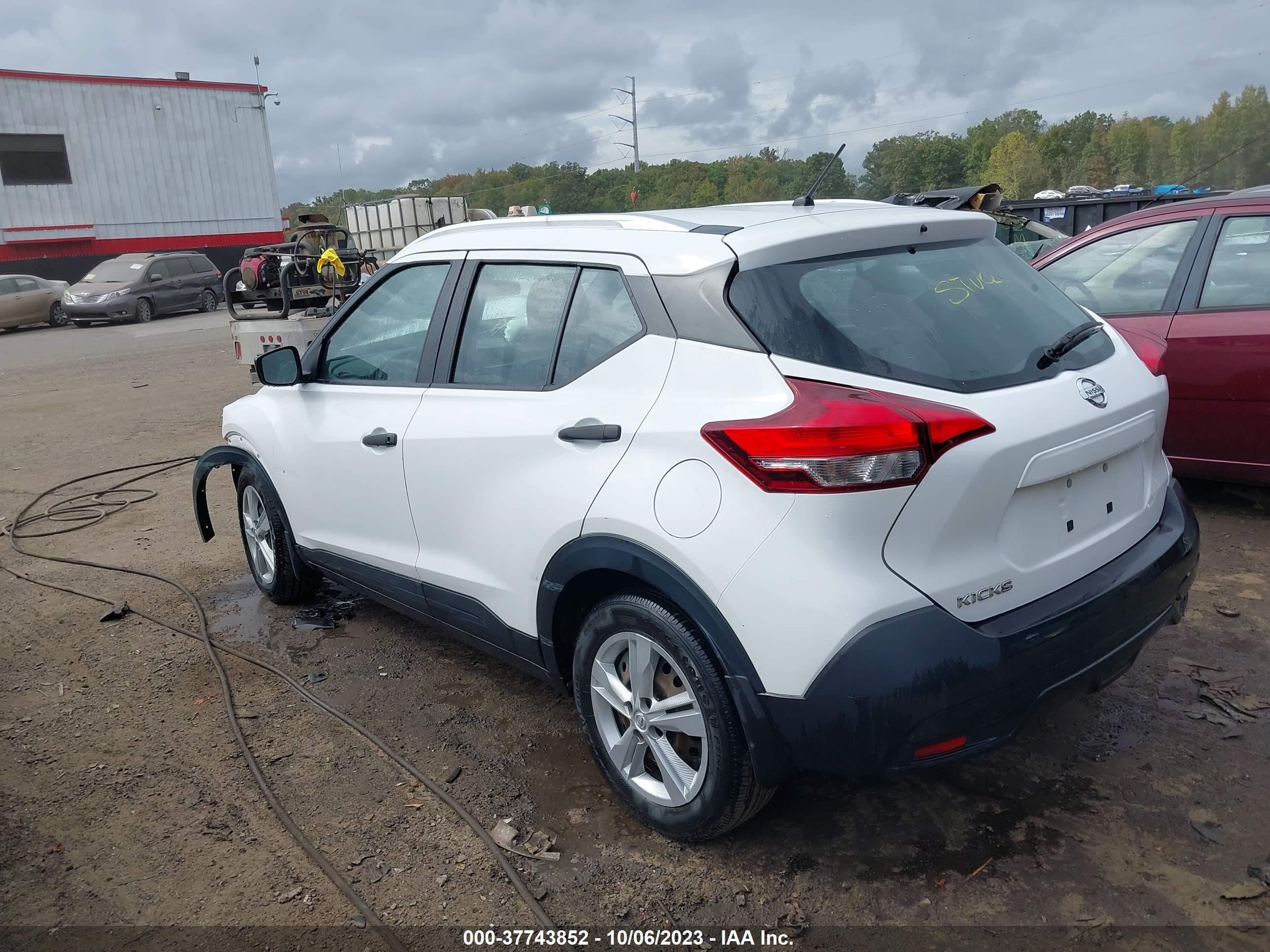 Photo 2 VIN: 3N1CP5CU1JL541151 - NISSAN KICKS 