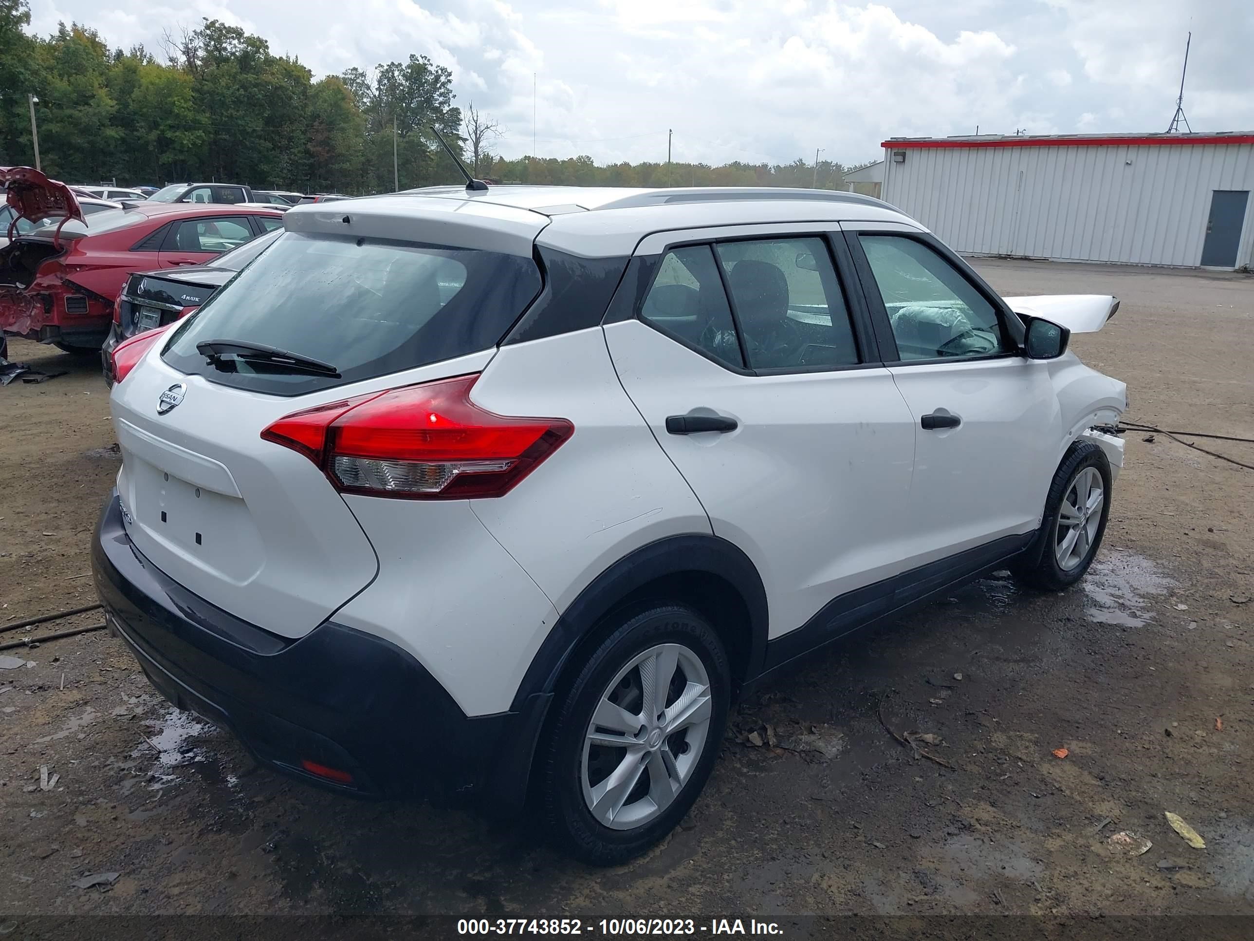 Photo 3 VIN: 3N1CP5CU1JL541151 - NISSAN KICKS 