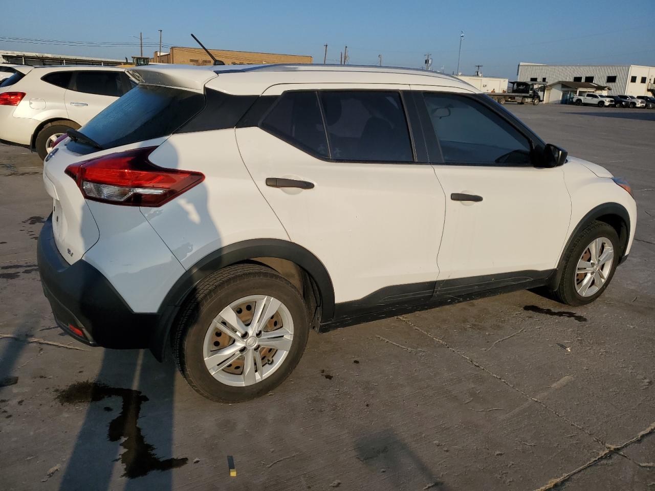 Photo 2 VIN: 3N1CP5CU3JL522455 - NISSAN KICKS 