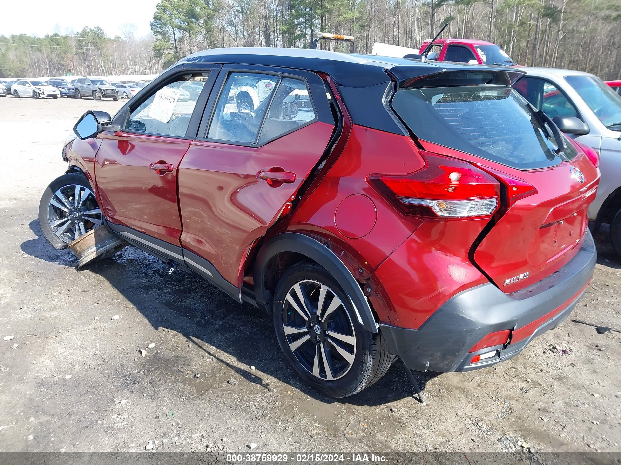 Photo 2 VIN: 3N1CP5CU4JL533884 - NISSAN KICKS 