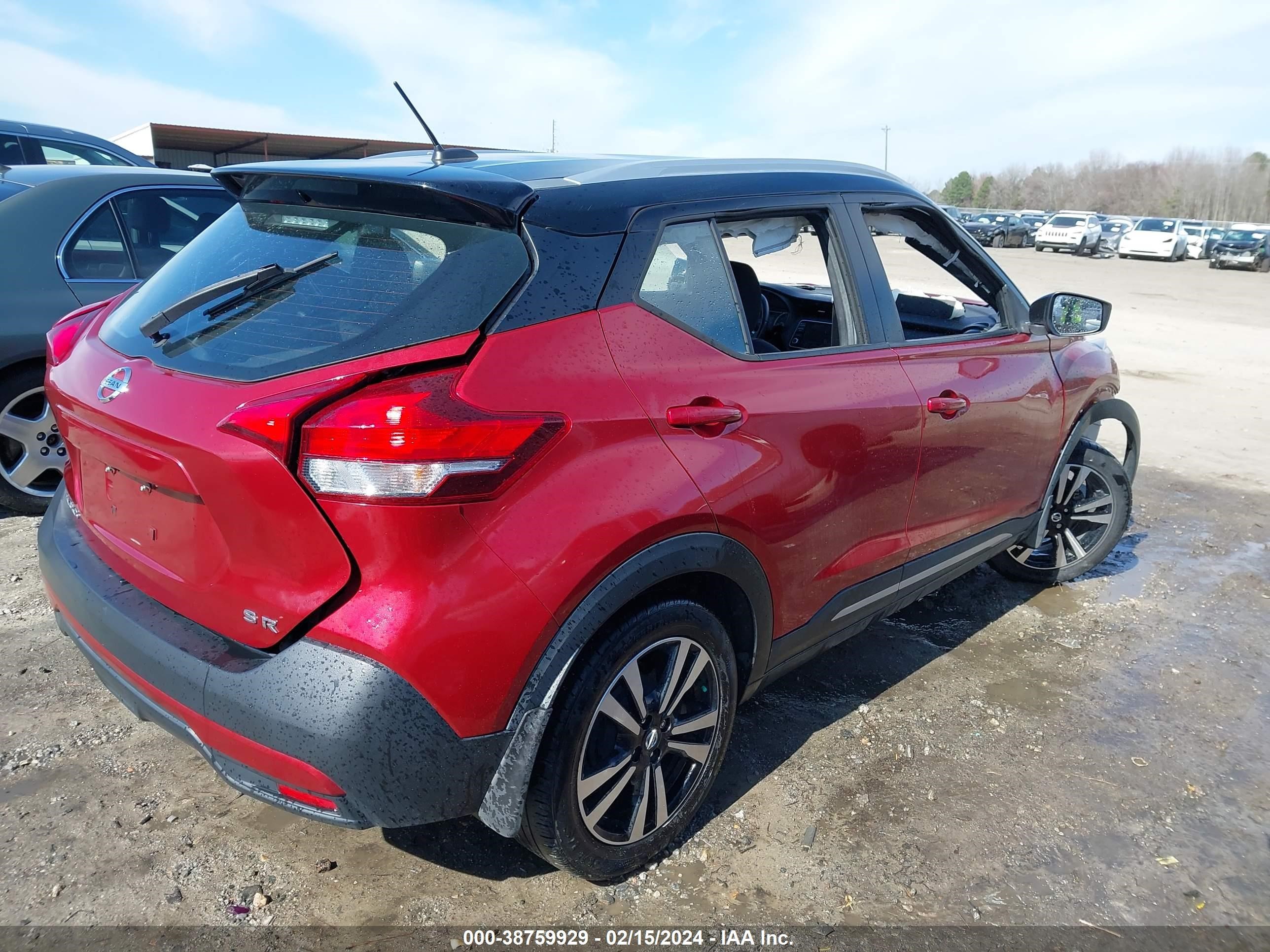 Photo 3 VIN: 3N1CP5CU4JL533884 - NISSAN KICKS 