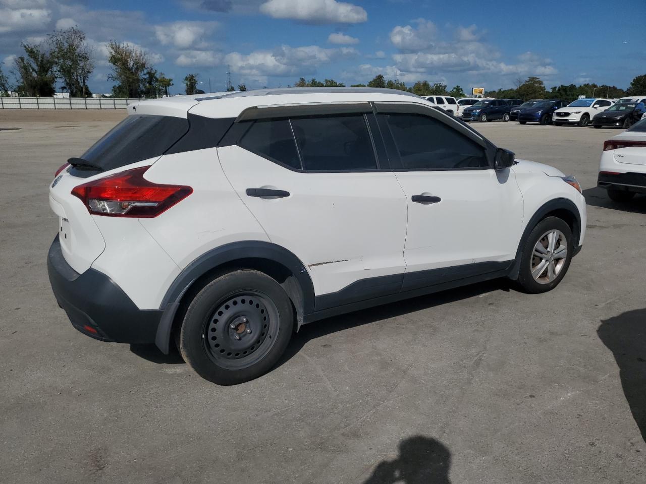 Photo 2 VIN: 3N1CP5CU4JL535070 - NISSAN KICKS 